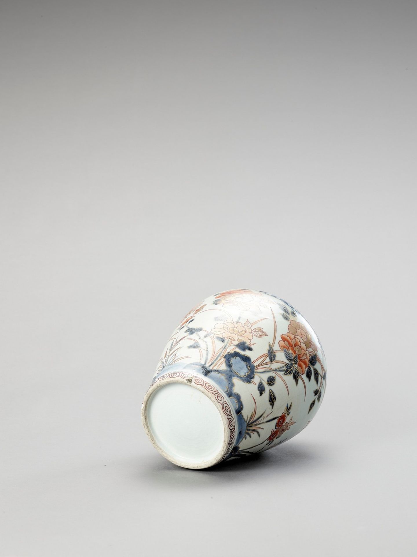 AN IMARI PORCELAIN VASE - Bild 6 aus 6