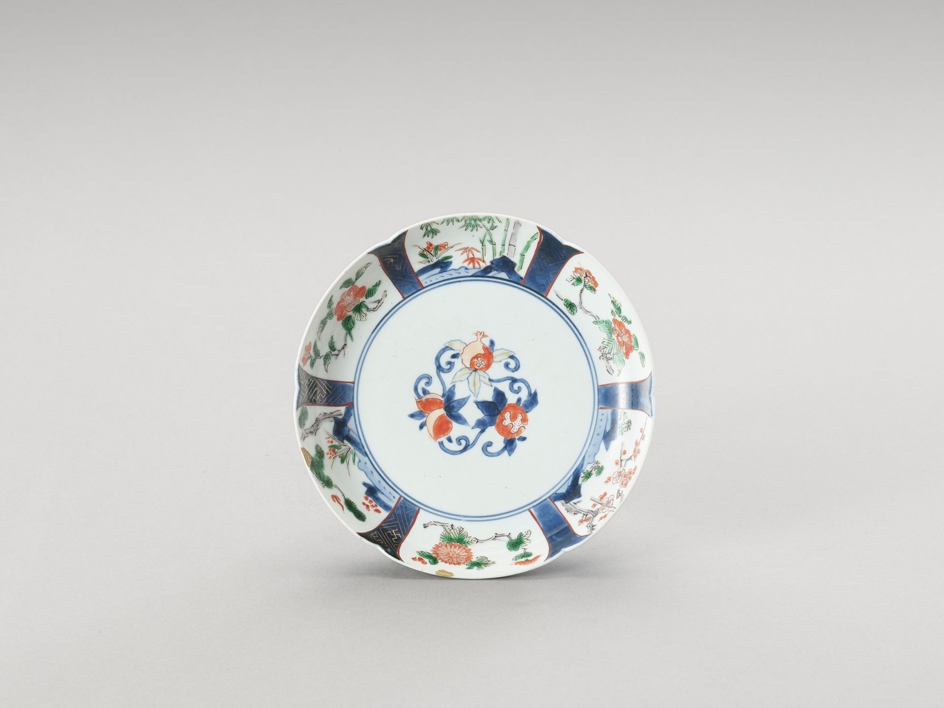 AN ENAMELED KAKIEMON PORCELAIN DISH