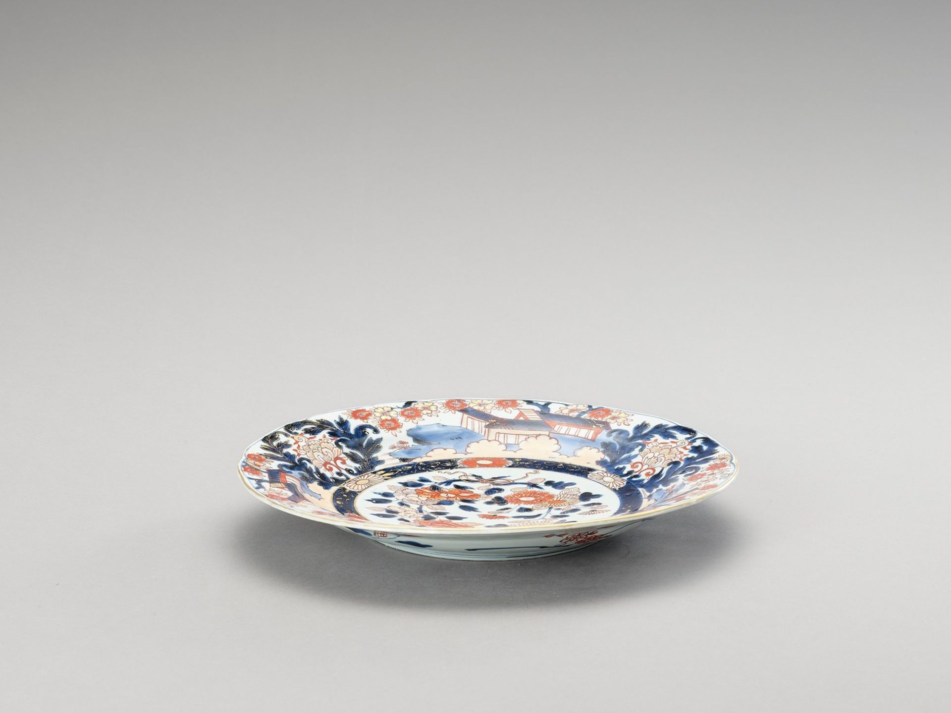 A LARGE IMARI PORCELAIN DISH - Image 4 of 4