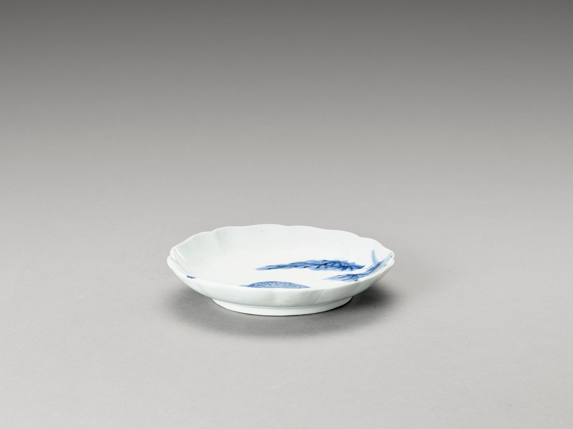 A BLUE AND WHITE LOBED PORCELAIN DISH WITH TIGER - Image 2 of 4