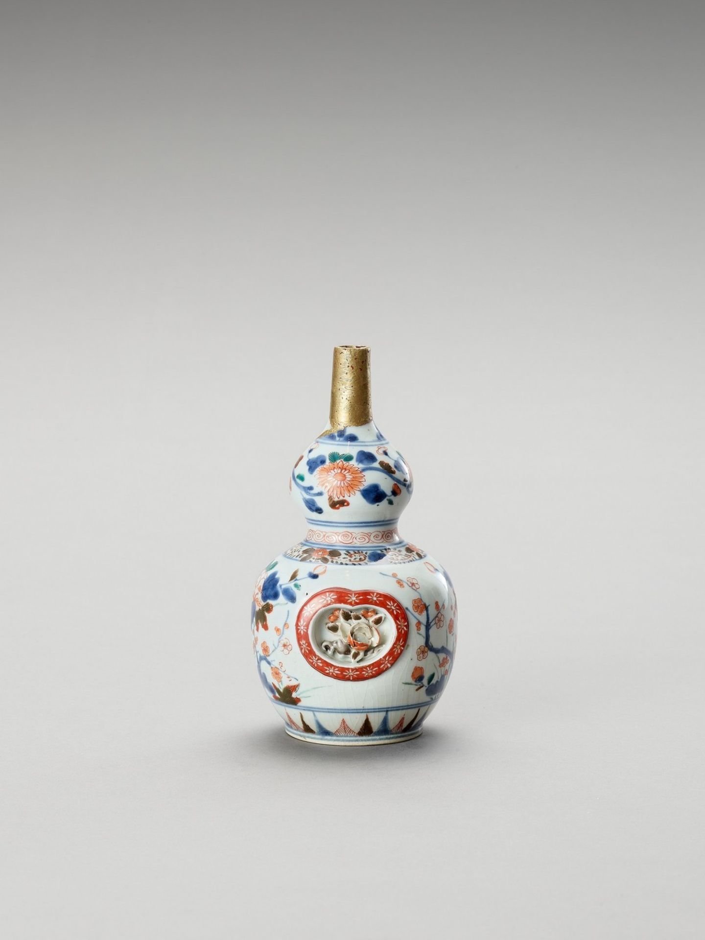 AN IMARI PORCELAIN BOTTLE VASE