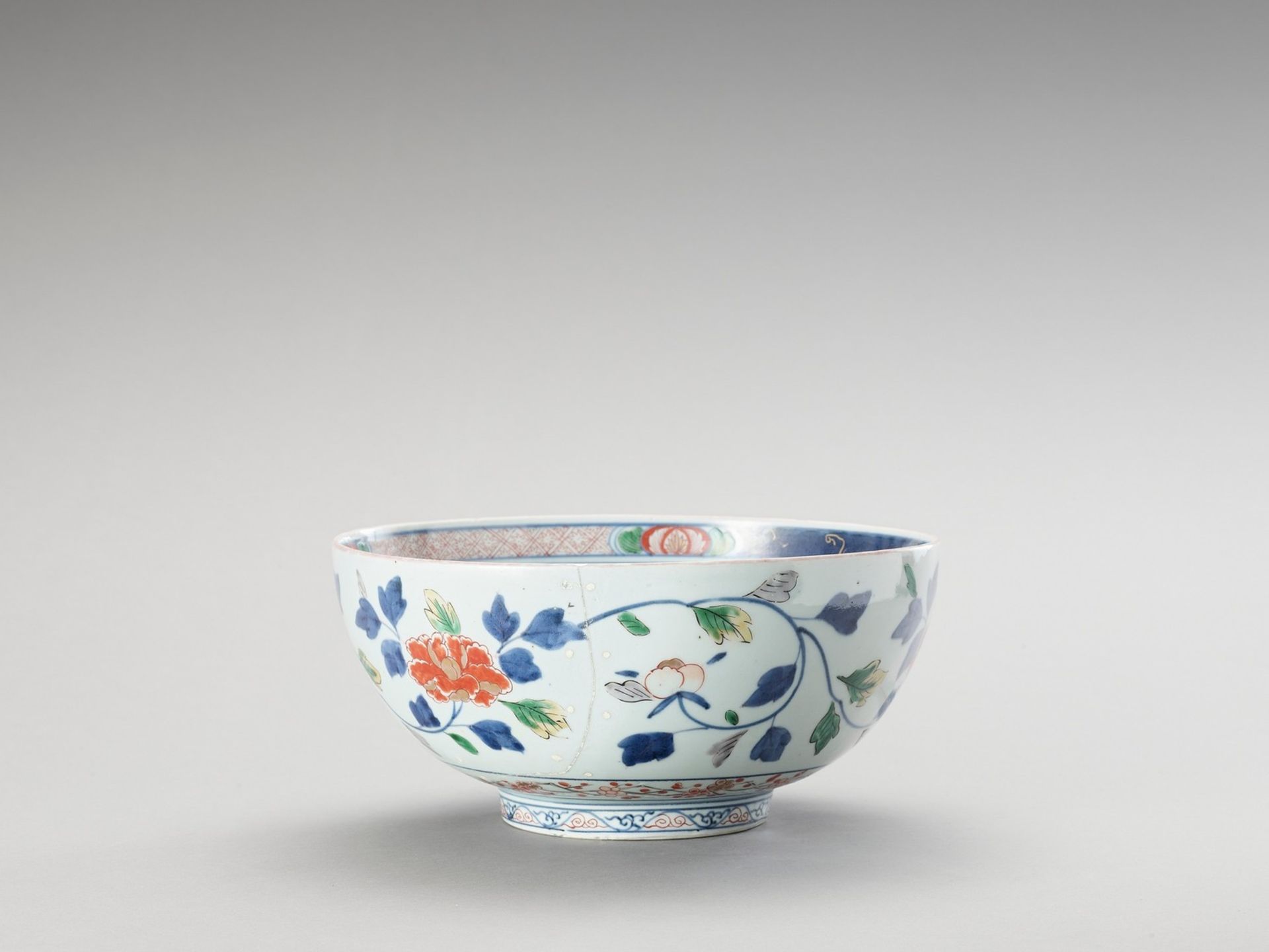 A LARGE IMARI PORCELAIN BOWL - Image 6 of 6