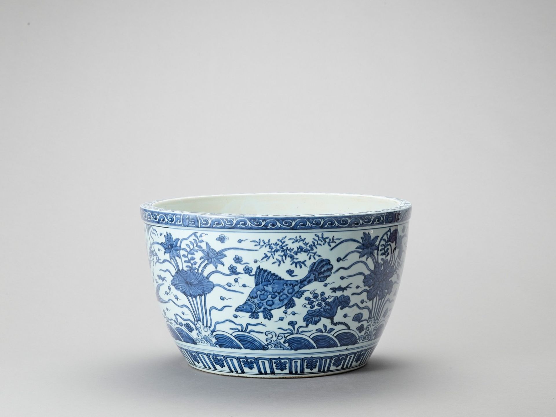 A LARGE BLUE AND WHITE PORCELAIN FISHBOWL - Image 4 of 6