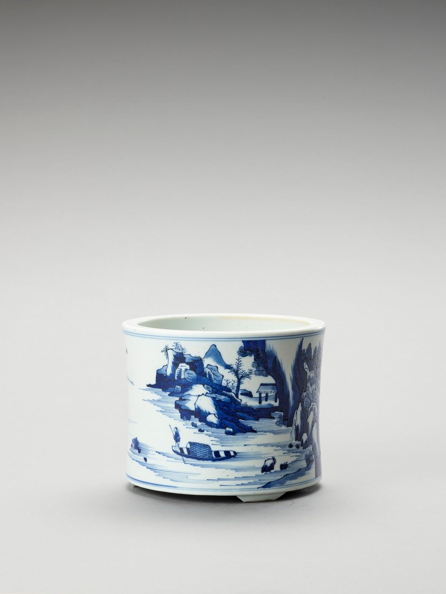 A FIGURATIVE BLUE AND WHITE PORCELAIN BRUSHPOT - Image 3 of 7