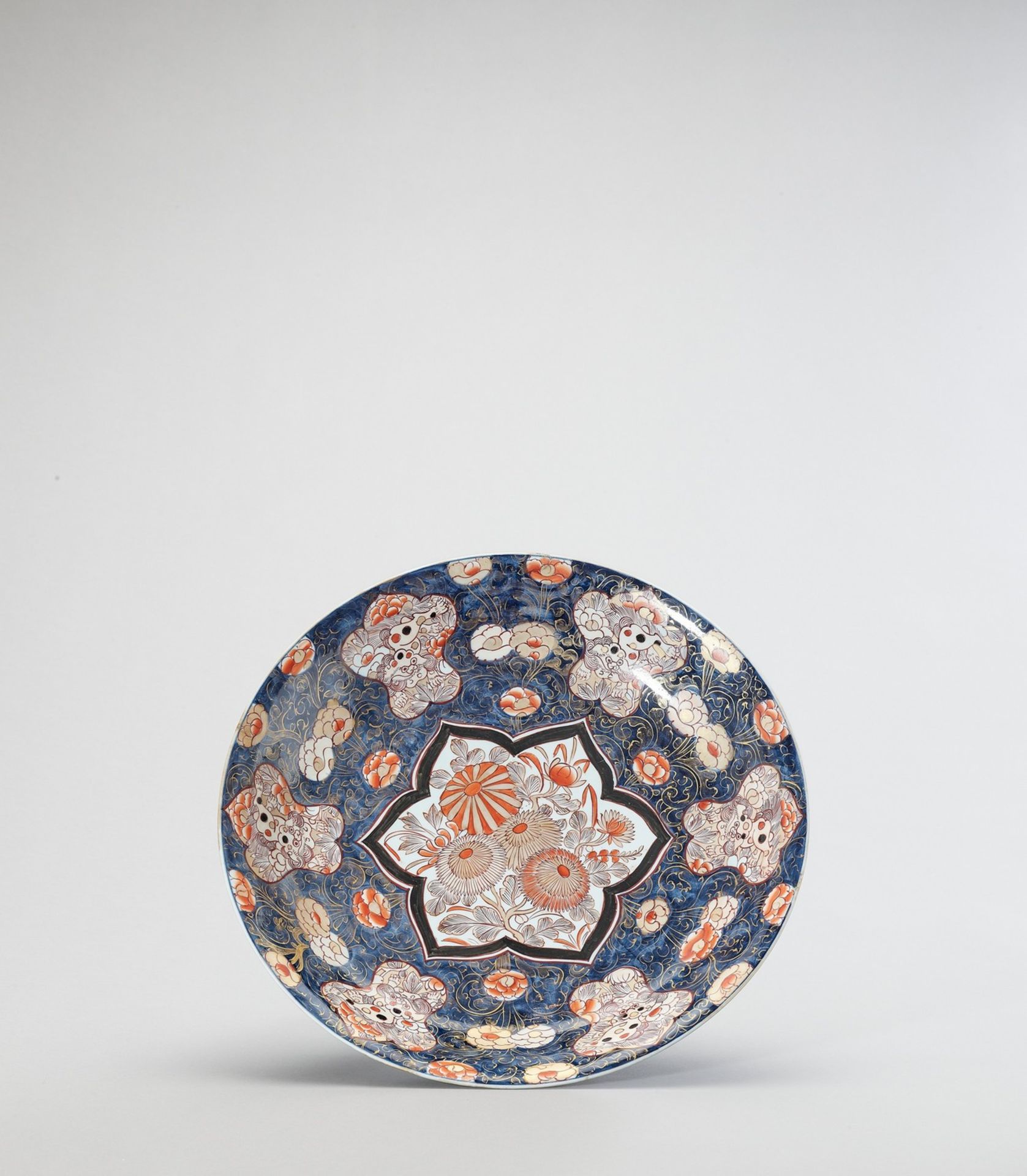 A LARGE IMARI PORCELAIN CHARGER