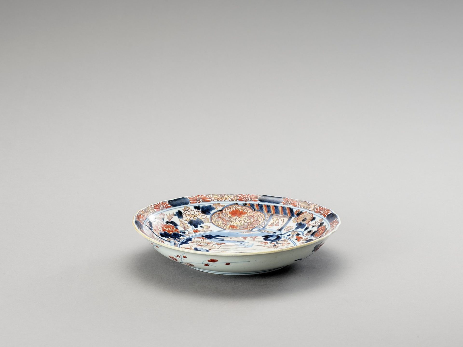 A LOBED IMARI PORCELAIN DISH - Image 4 of 4