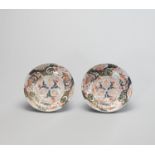 A PAIR OF IMARI PORCELAIN DISHES