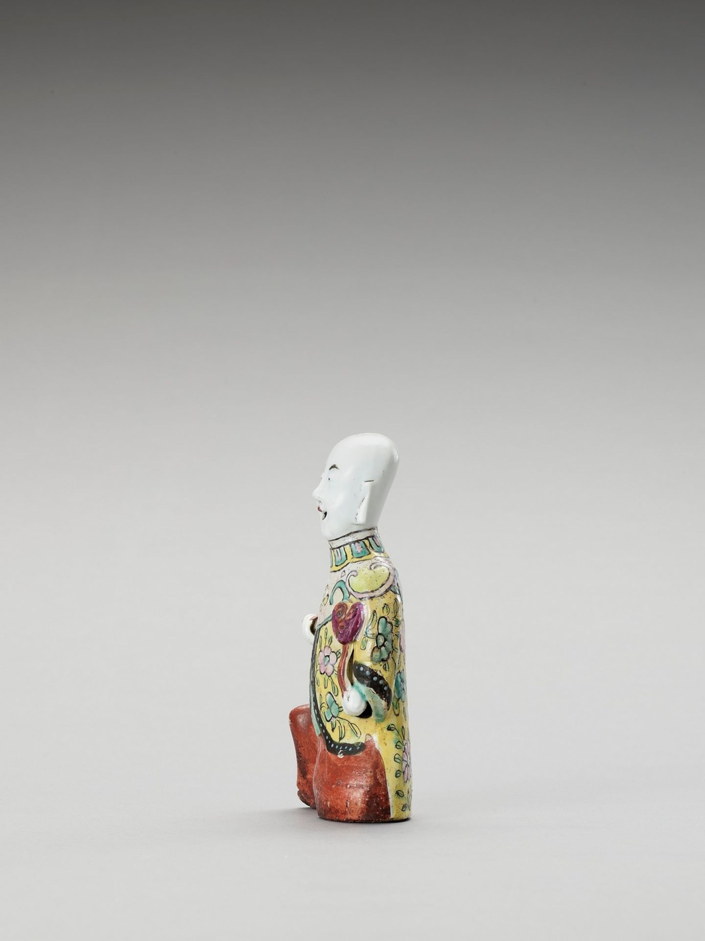 A FAMILLE ROSE PORCELAIN FIGURE OF A LAUGHING BOY - Image 4 of 6