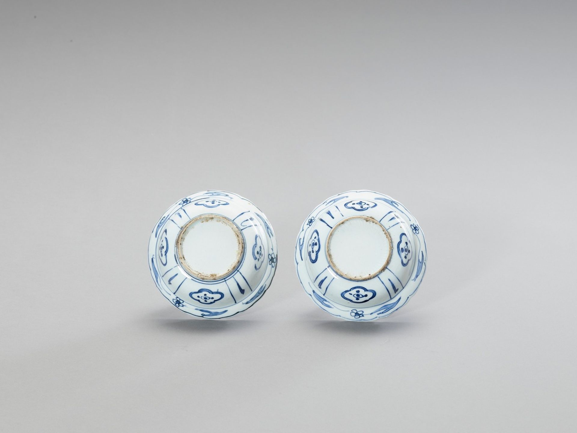 A PAIR OF BLUE AND WHITE ‘KRAAK’ STYLE PORCELAIN BOWLS - Image 3 of 4