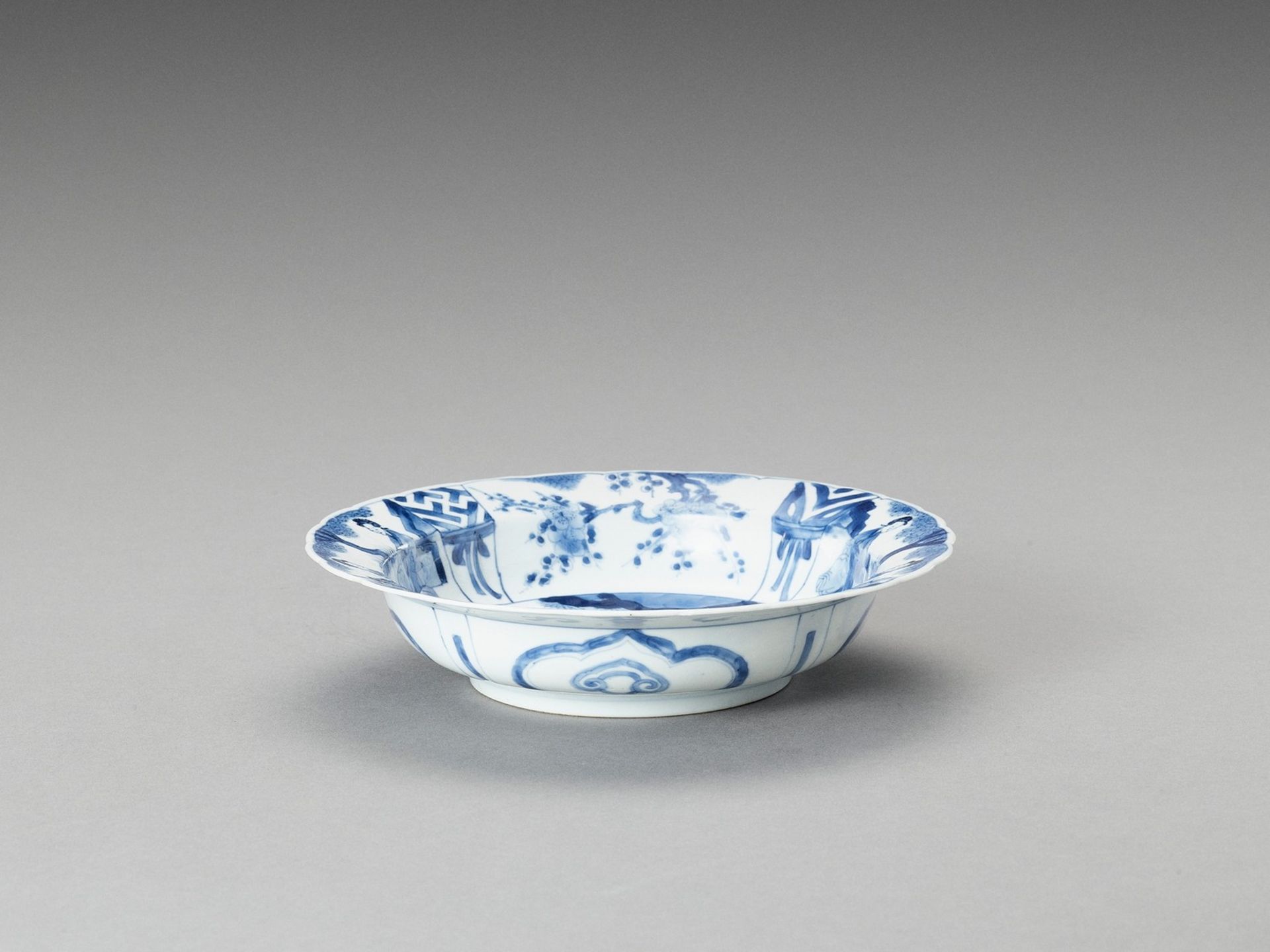 A LOBED BLUE AND WHITE PORCELAIN BOWL - Image 4 of 4