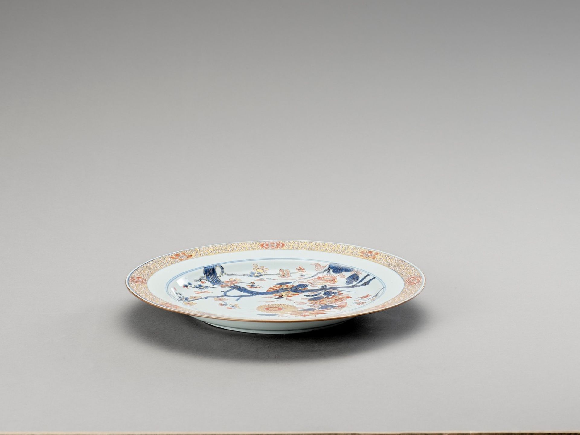 AN IMARI PORCELAIN PLATE - Image 2 of 4