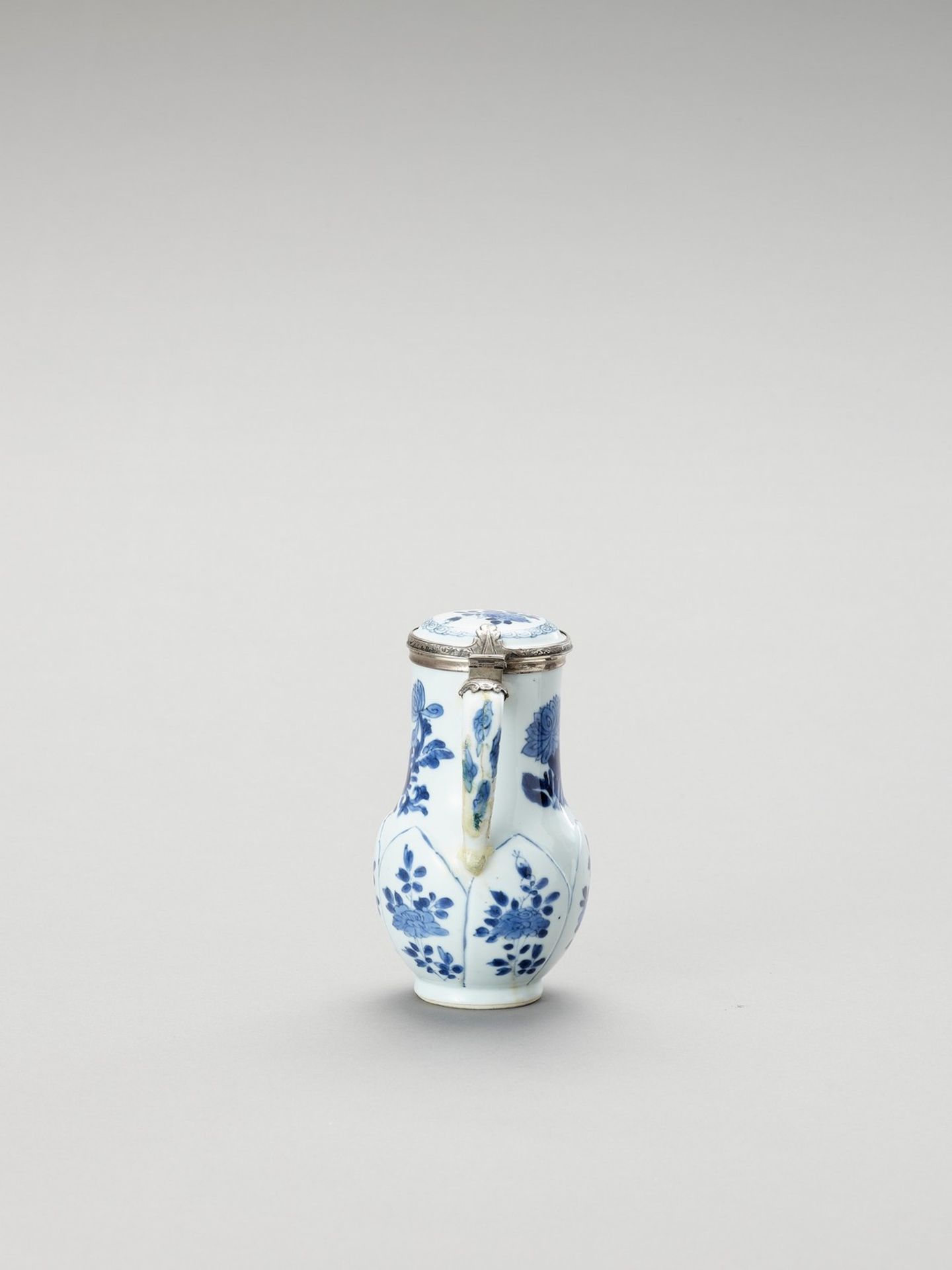 A SILVER-MOUNTED BLUE AND WHITE PORCELAIN JUG - Image 3 of 7