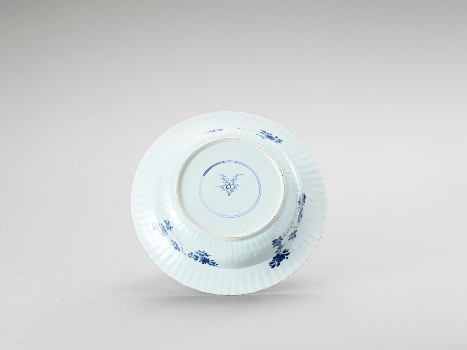 A LARGE ‘FLORAL’ BLUE AND WHITE PORCELAIN PLATE - Image 3 of 4