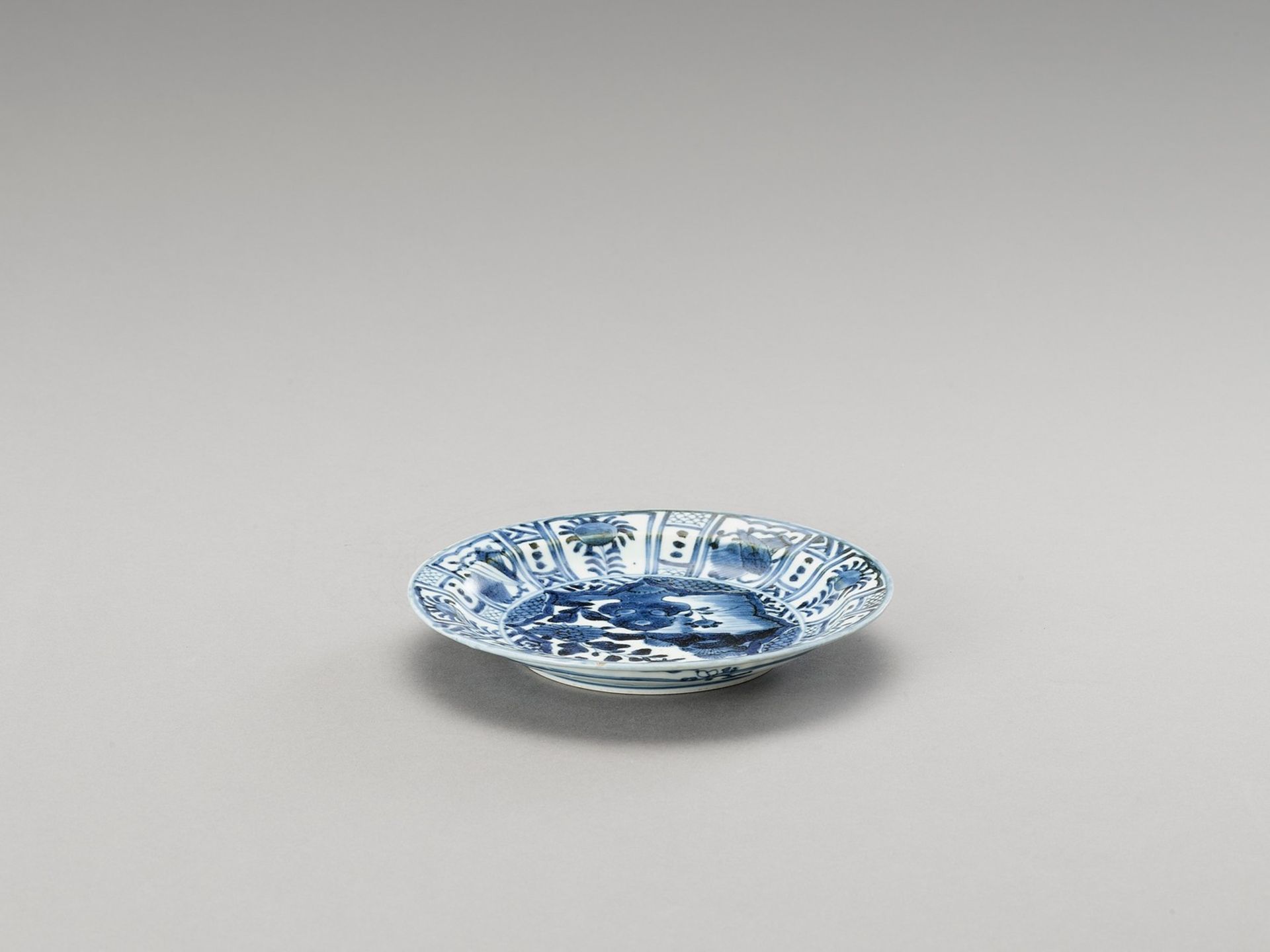A BLUE AND WHITE ARITA PORCELAIN ‘FLORAL’ DISH - Image 2 of 4