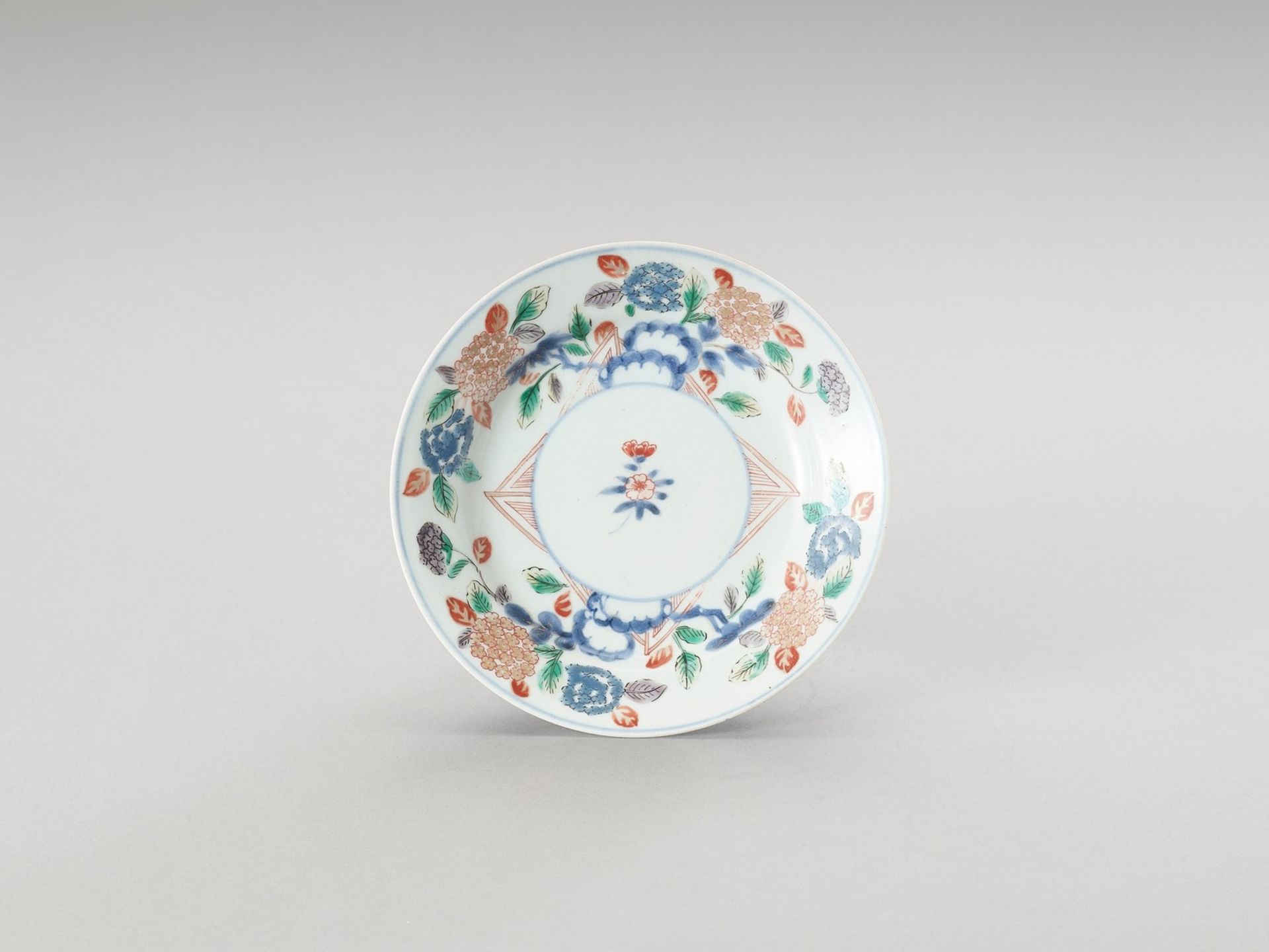 AN ENAMELED KAKIEMON PORCELAIN ‘FLORAL’ DISH