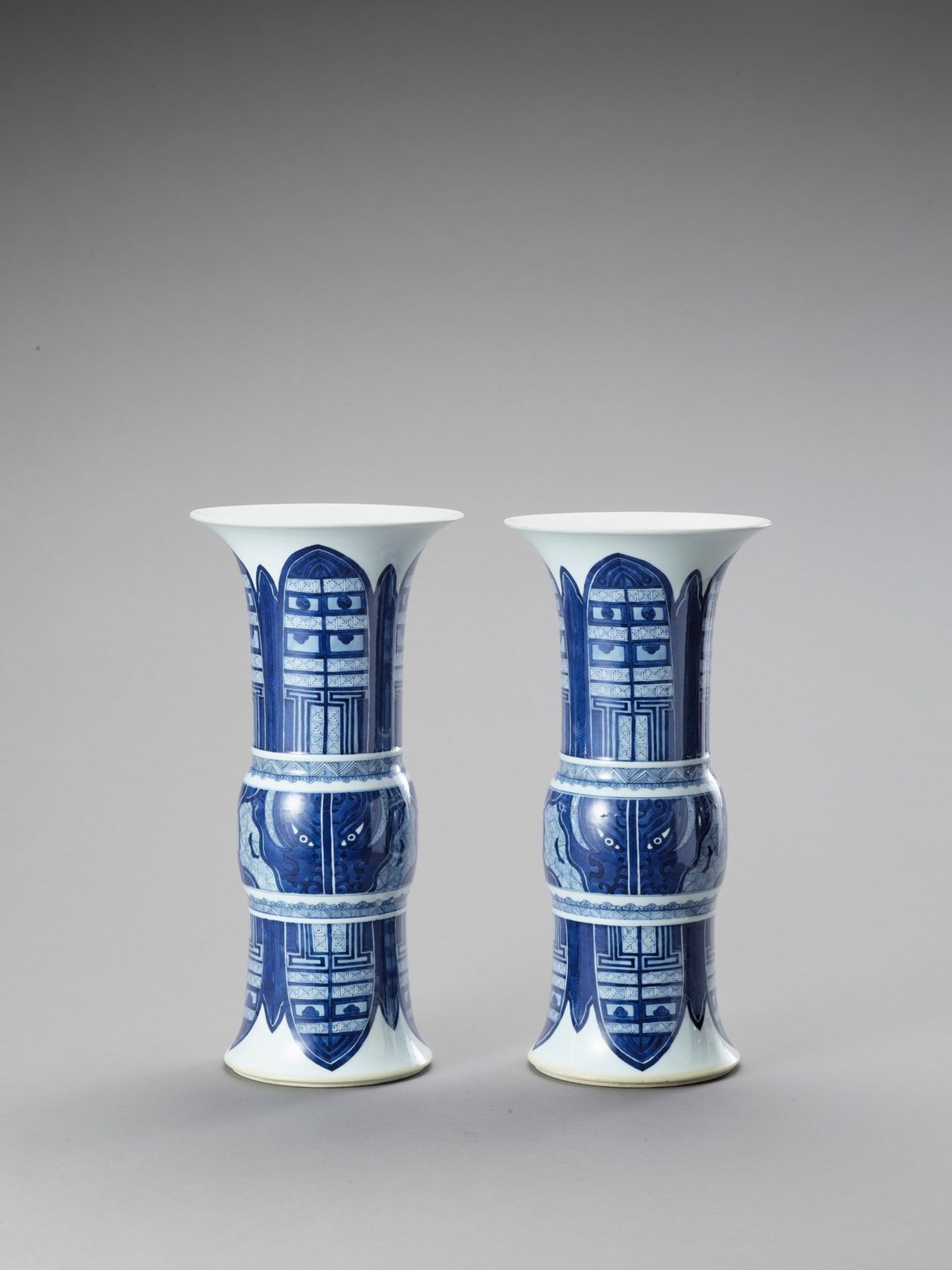 A LARGE PAIR OF BEAKER VASES - Image 4 of 6