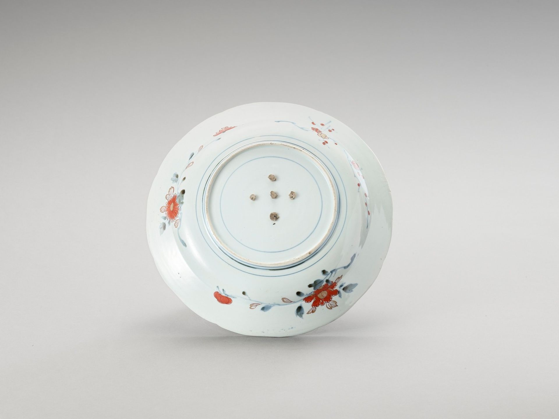 A LARGE IMARI PORCELAIN DISH - Image 3 of 4