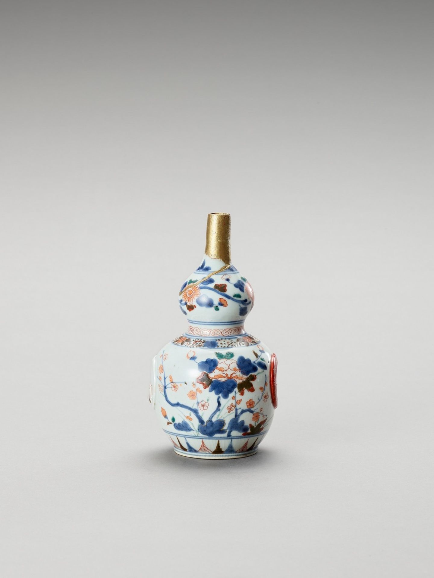 AN IMARI PORCELAIN BOTTLE VASE - Bild 2 aus 6