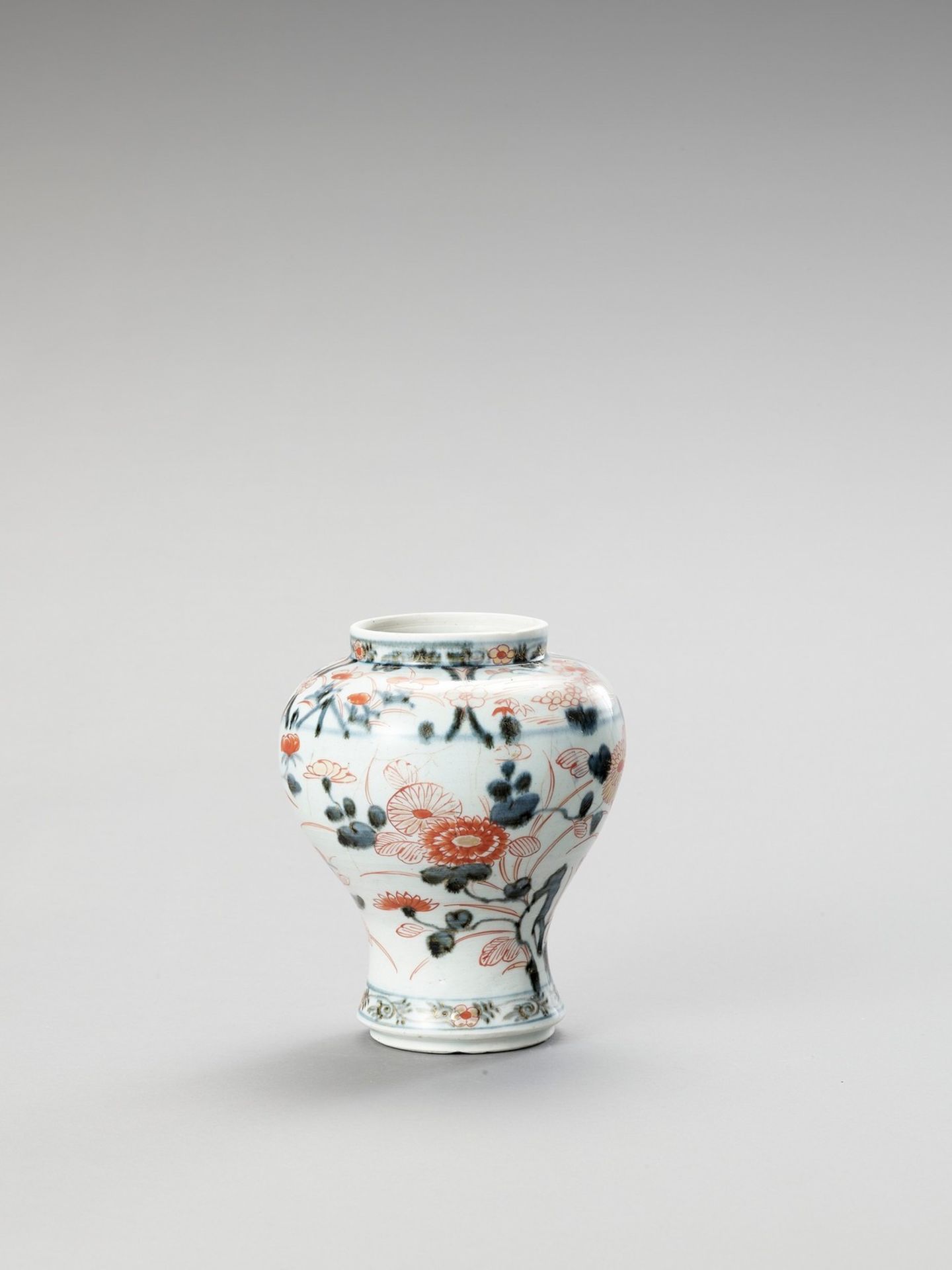 AN IMARI PORCELAIN VASE - Bild 2 aus 5