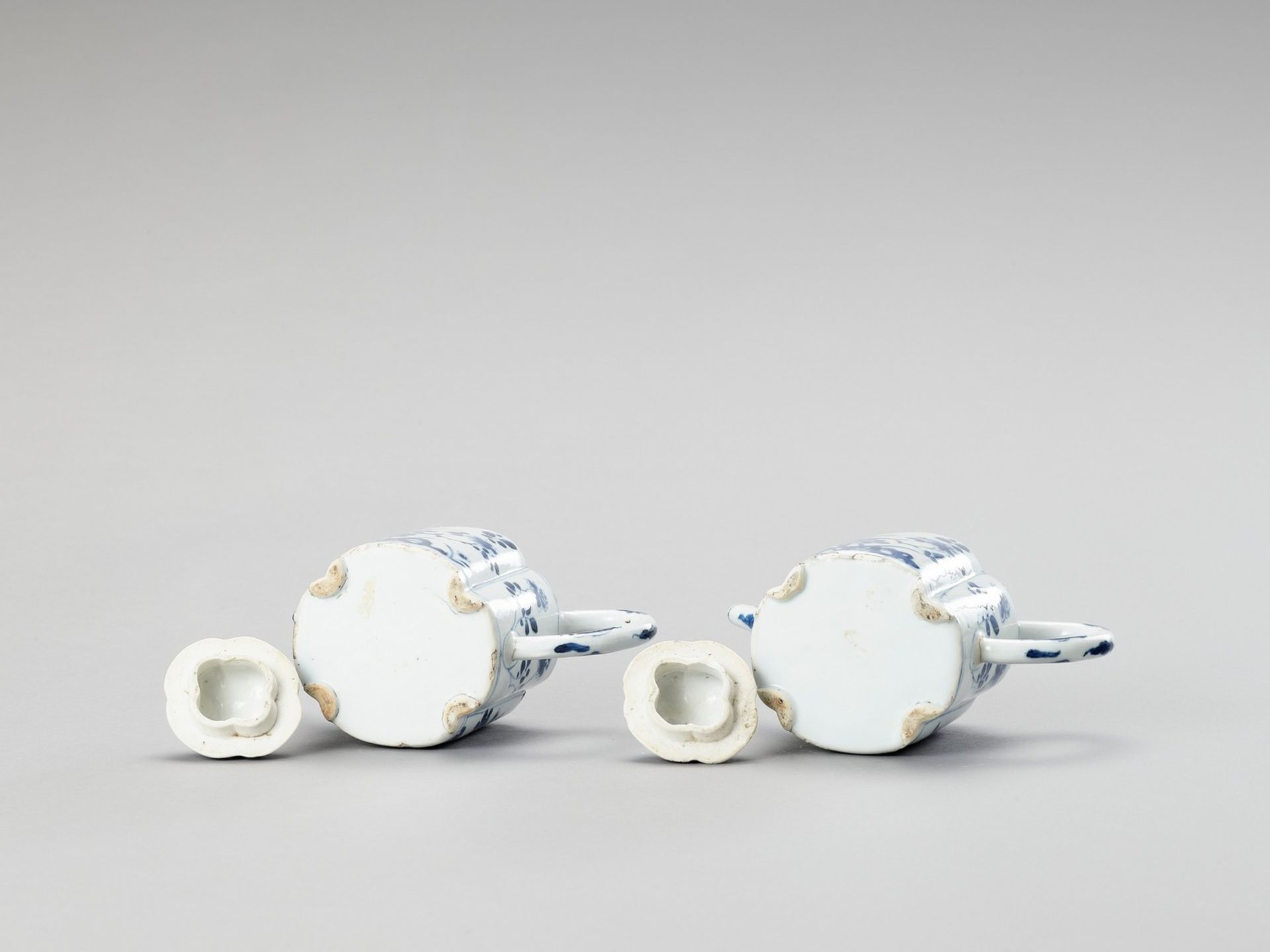 A PAIR OF BLUE AND WHITE PORCELAIN TEAPOTS - Image 6 of 6