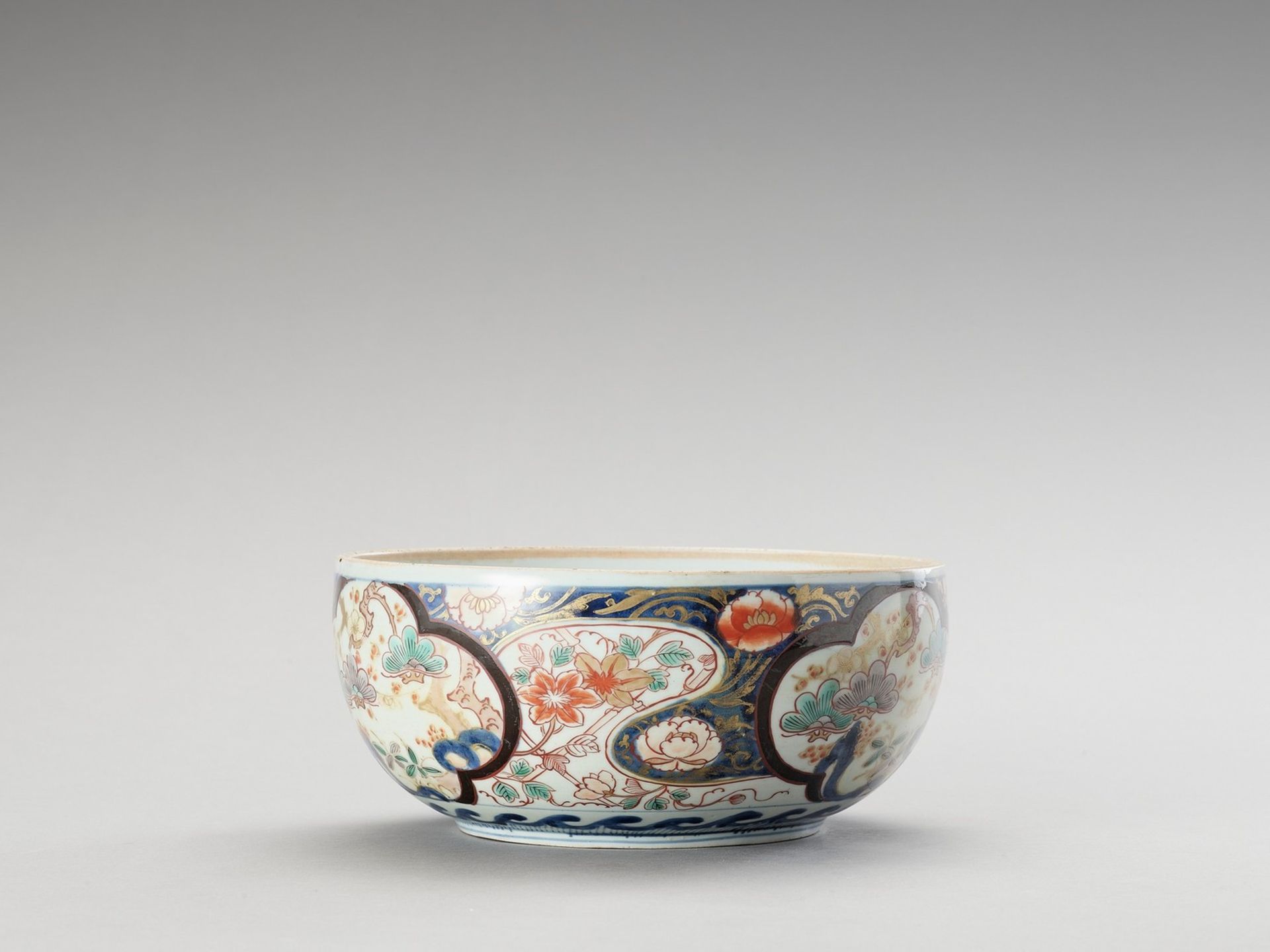 AN IMARI PORCELAIN BOX - Image 4 of 6