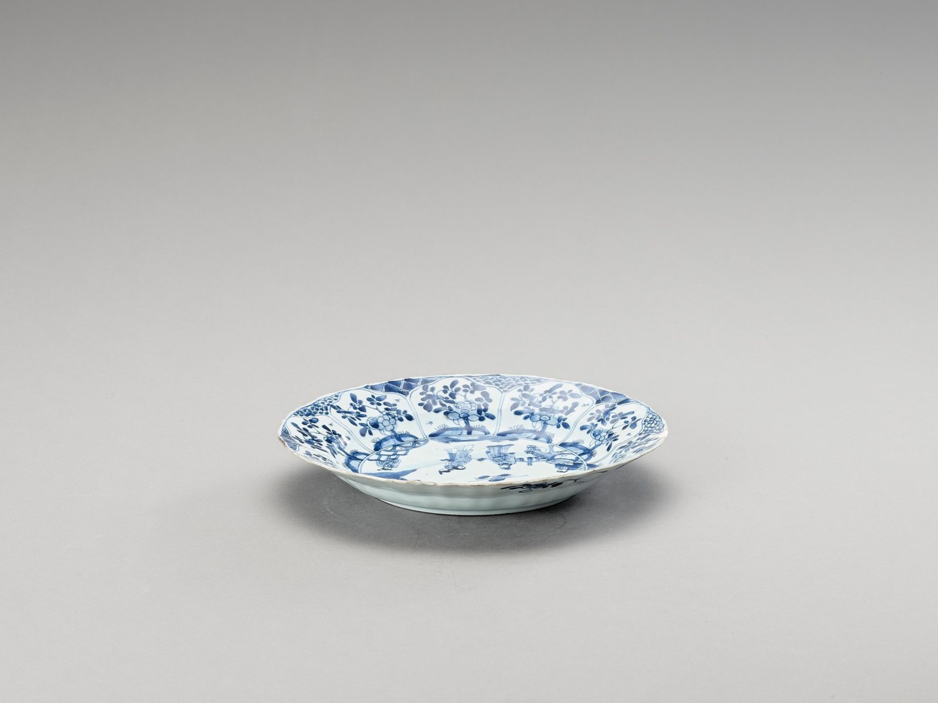 A LOBED BLUE AND WHITE PORCELAIN DISH - Image 2 of 4