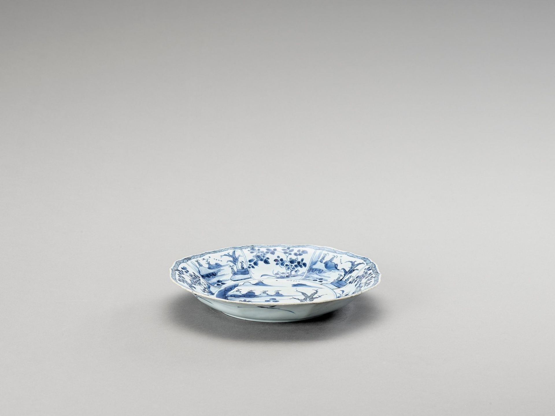 A LOBED AND DEEP BLUE AND WHITE PORCELAIN PLATE - Image 2 of 4