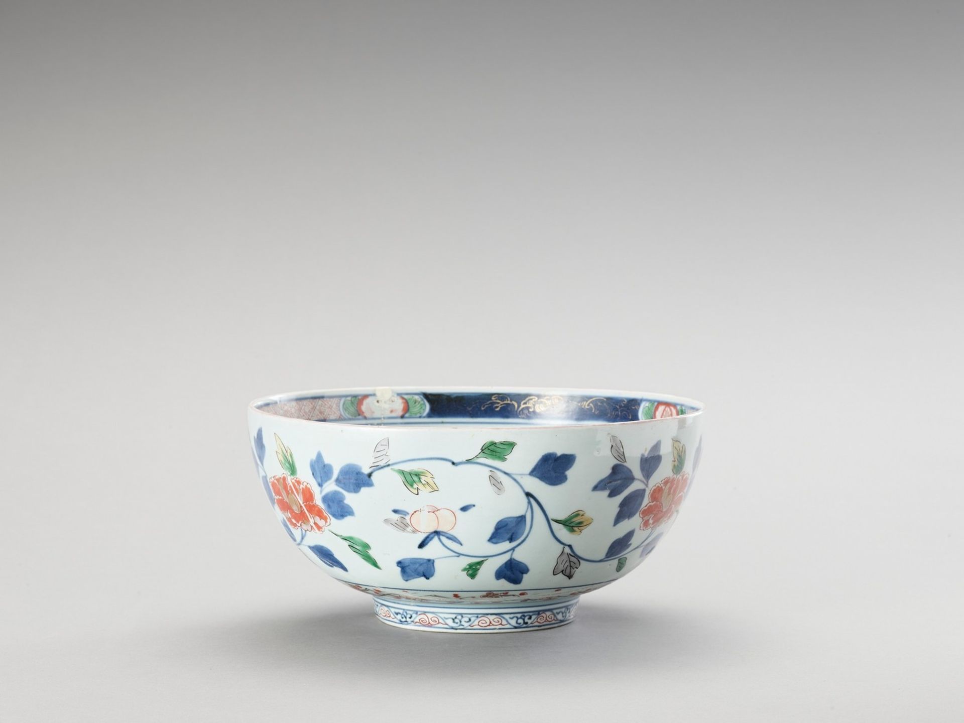 A LARGE IMARI PORCELAIN BOWL - Image 3 of 6