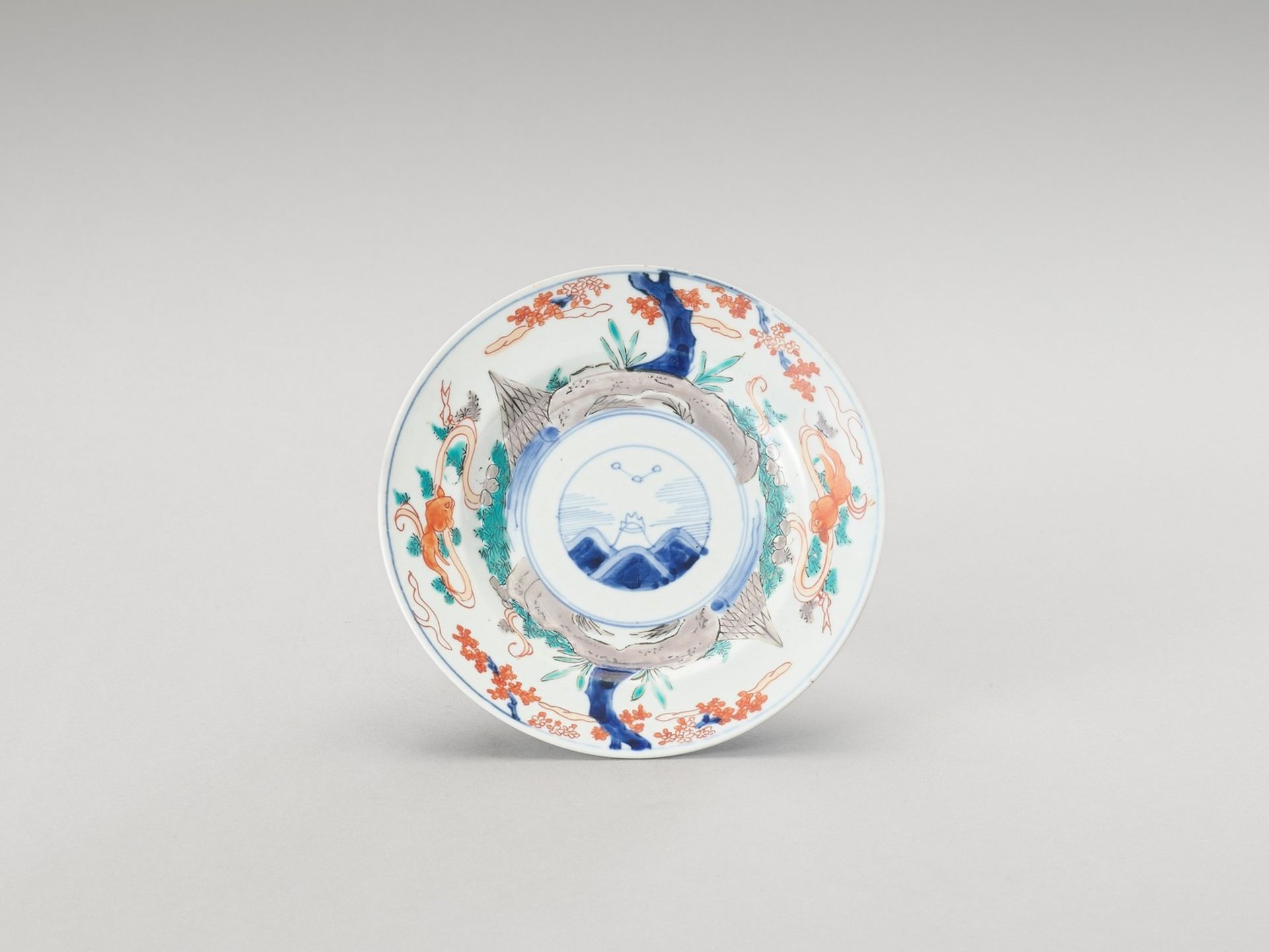 AN ENAMELED KAKIEMON PORCELAIN DISH