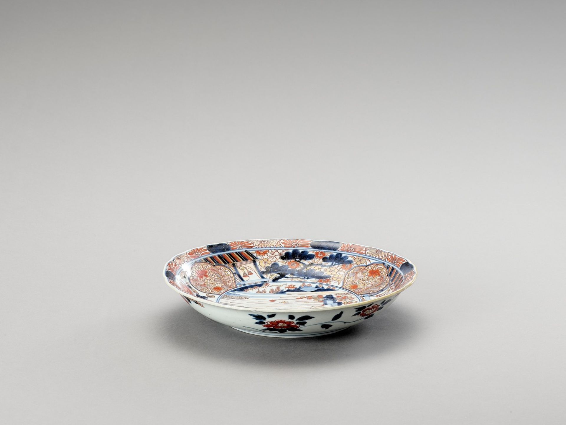 A LOBED IMARI PORCELAIN DISH - Image 2 of 4