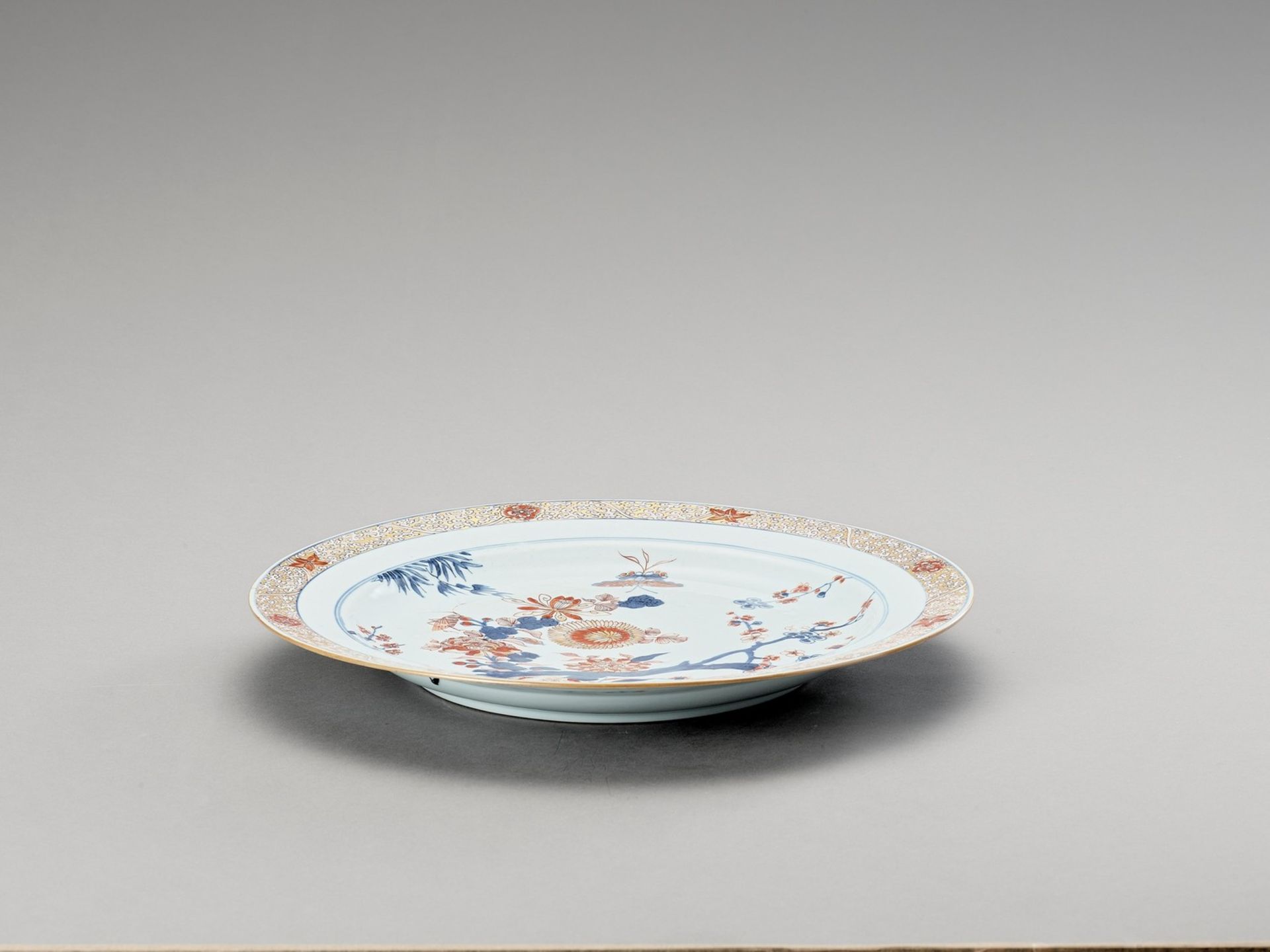 A LARGE IMARI PORCELAIN PLATE - Image 4 of 4