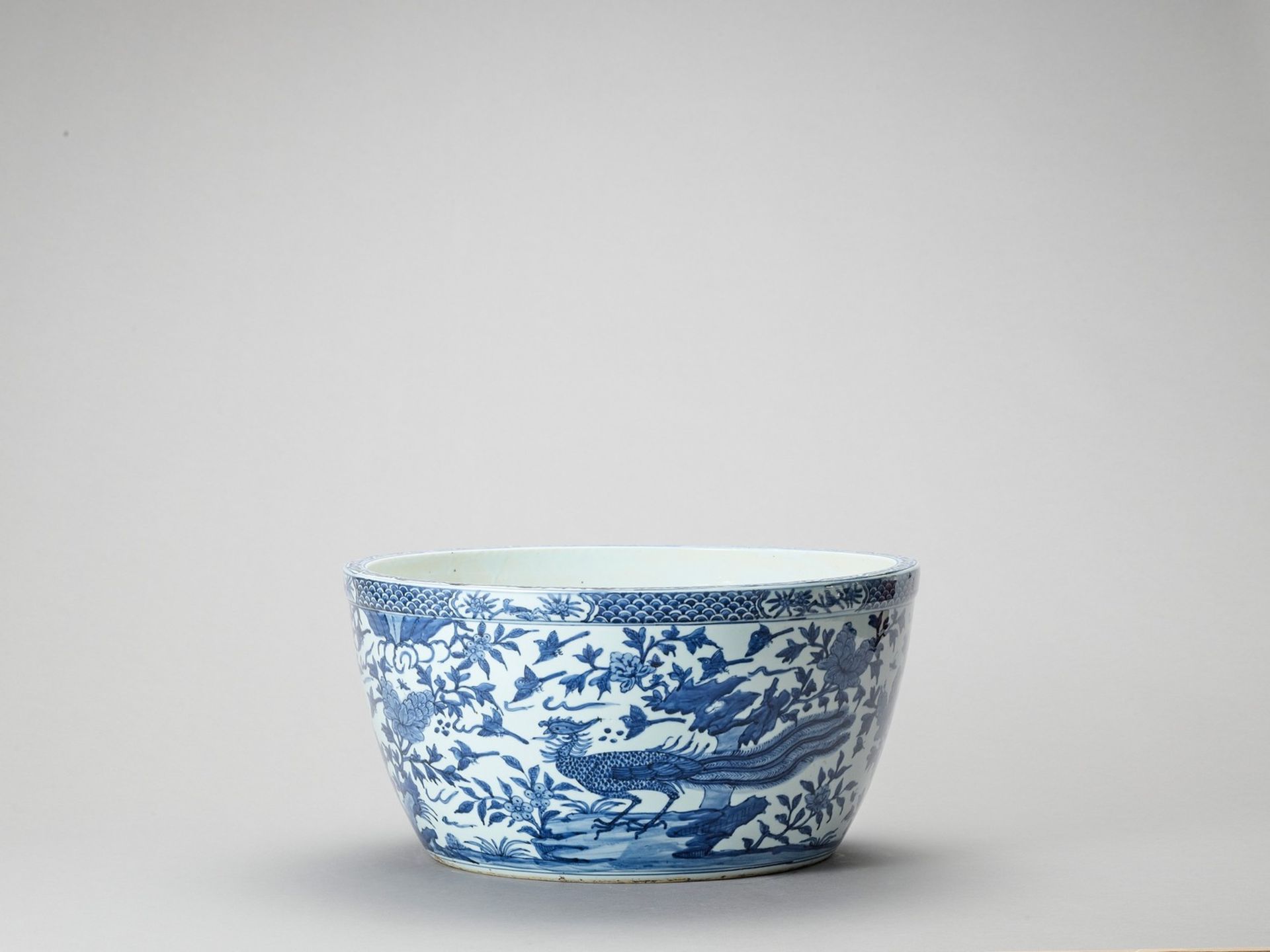A LARGE BLUE AND WHITE PORCELAIN FISHBOWL - Image 2 of 7