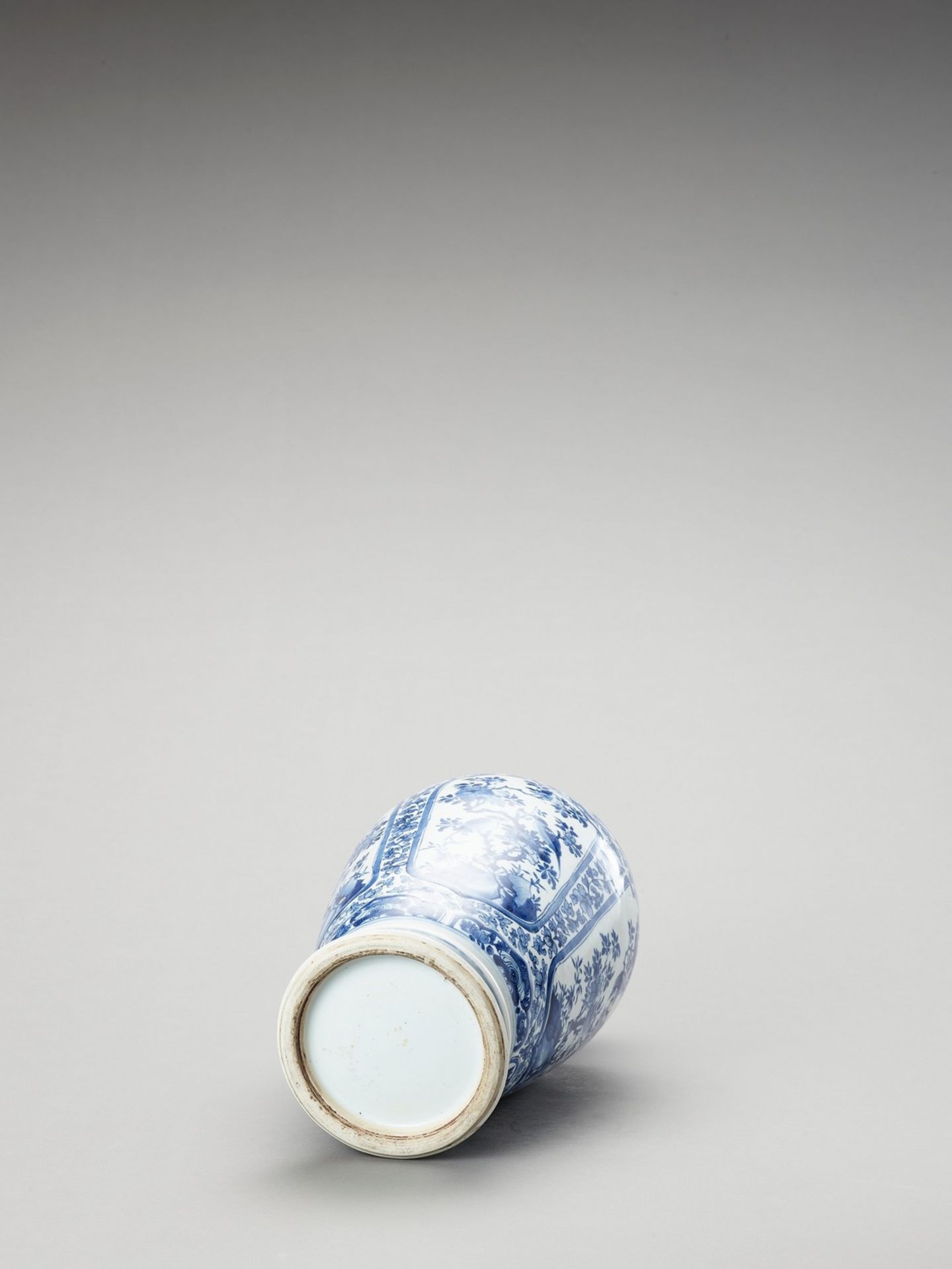 A LARGE BLUE AND WHITE PORCELAIN BALUSTER VASE - Image 6 of 6