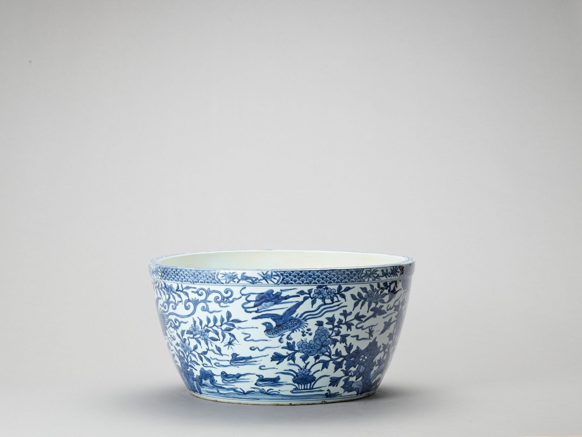 A LARGE BLUE AND WHITE PORCELAIN FISHBOWL - Image 3 of 7