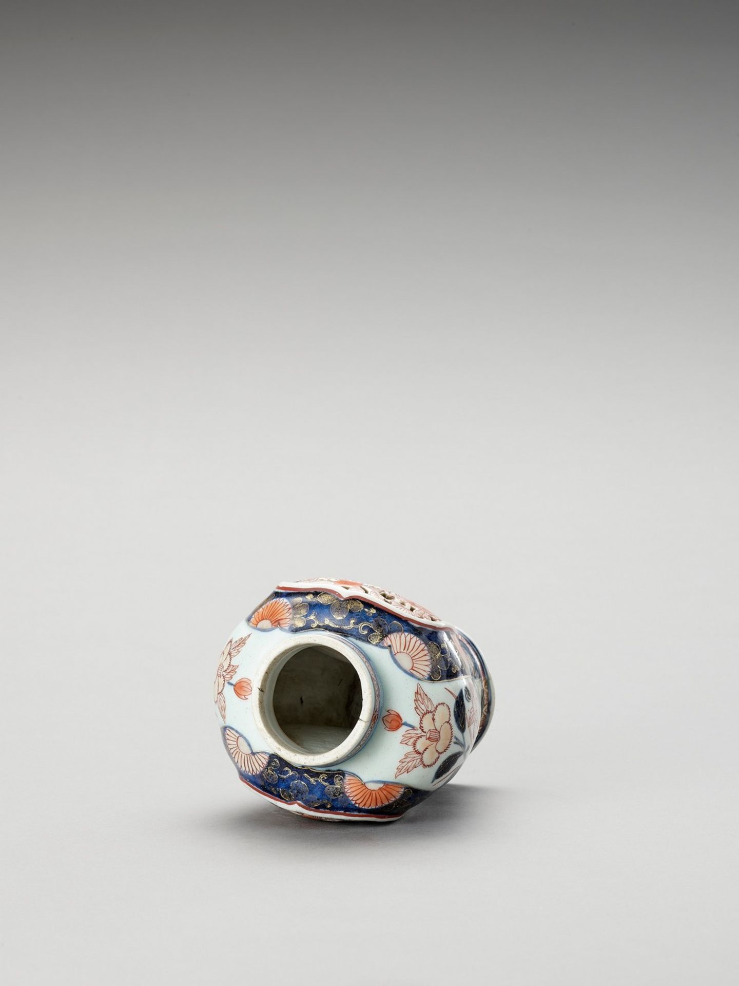 AN OPENWORK IMARI PORCELAIN VASE - Image 5 of 6