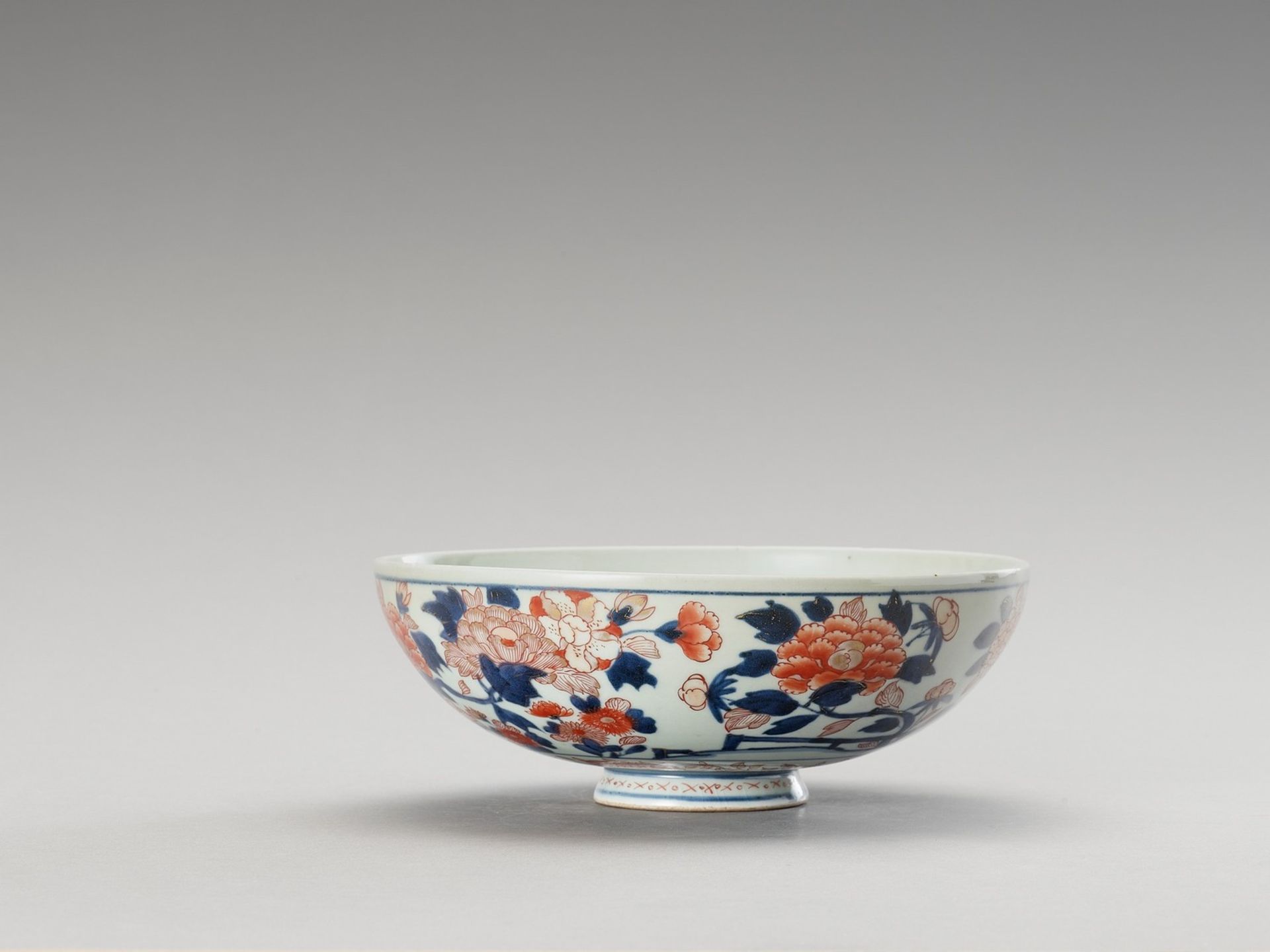 AN IMARI PORCELAIN BOWL - Image 3 of 6