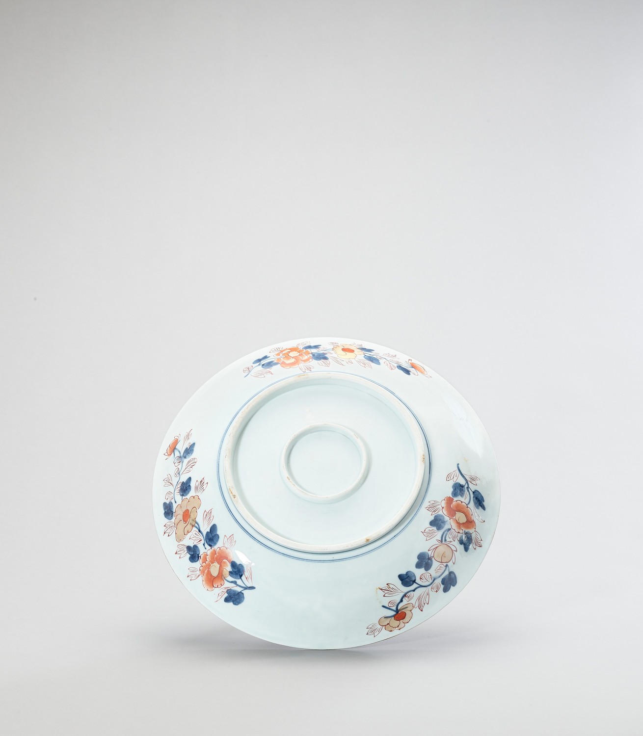 A LARGE IMARI PORCELAIN CHARGER - Image 3 of 4