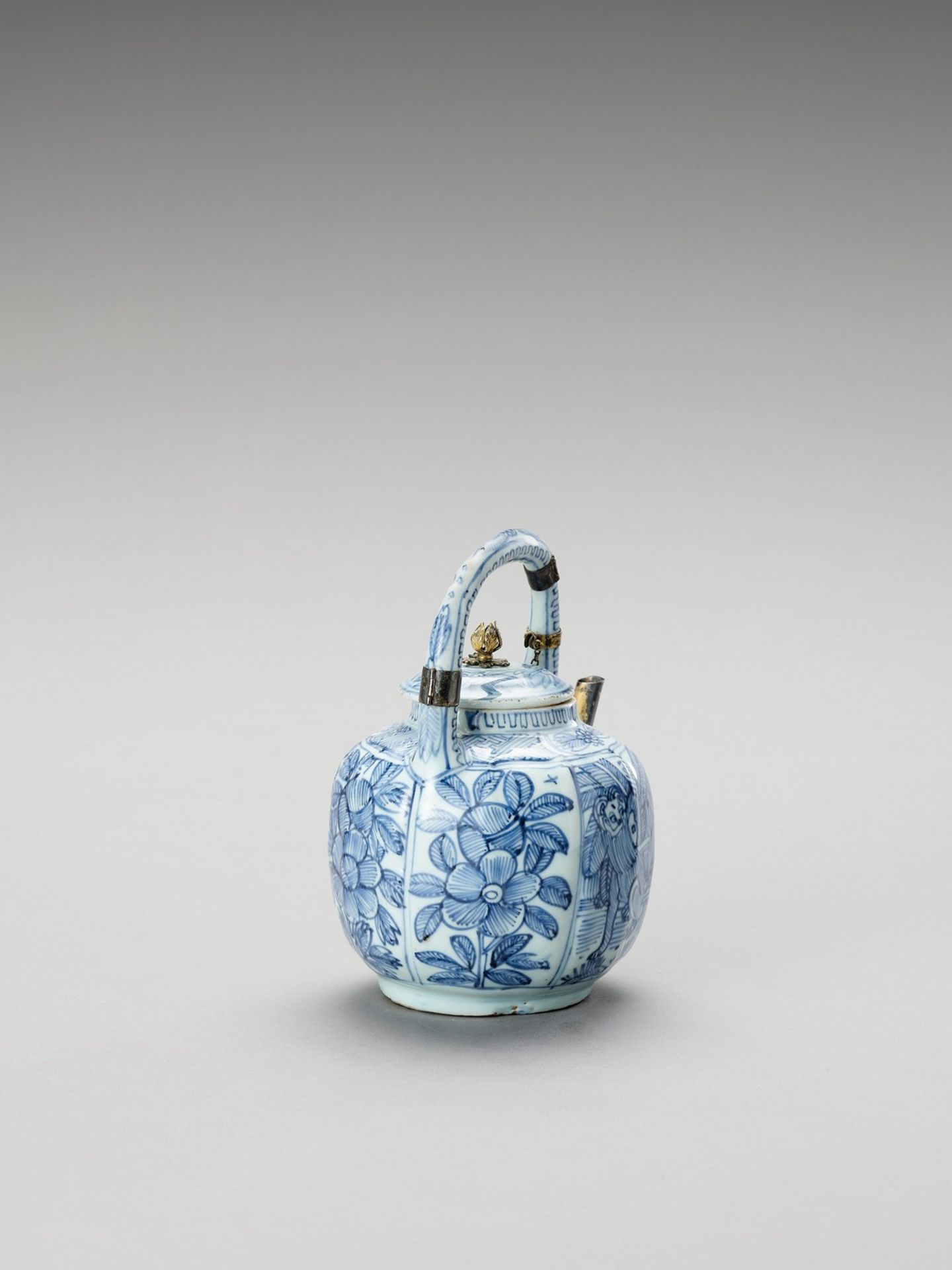 A SILVER-MOUNTED BLUE AND WHITE PORCELAIN TEAPOT - Image 5 of 7