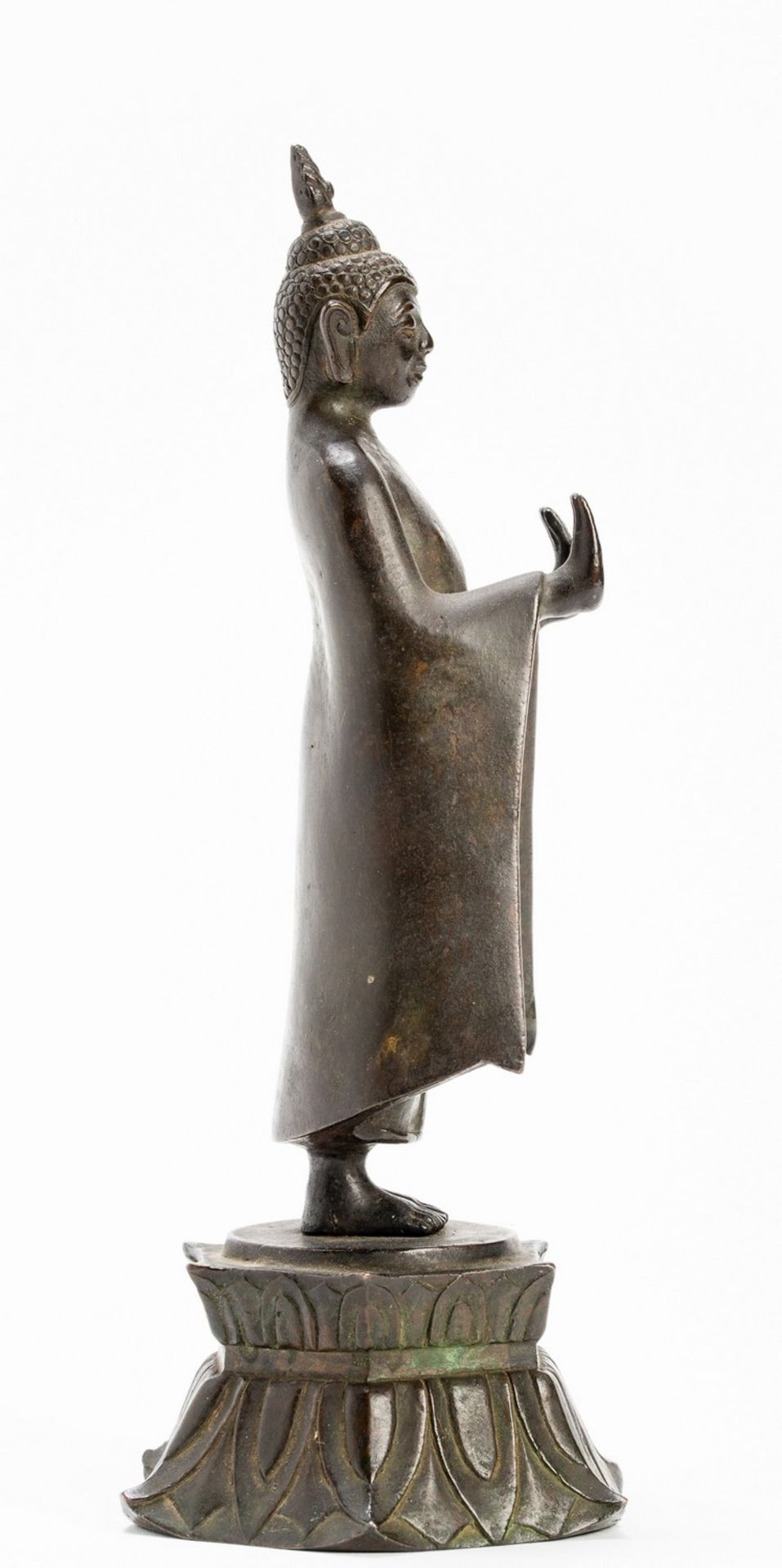 A BRONZE FIGURE OF A STANDING BUDDHA - Image 4 of 6