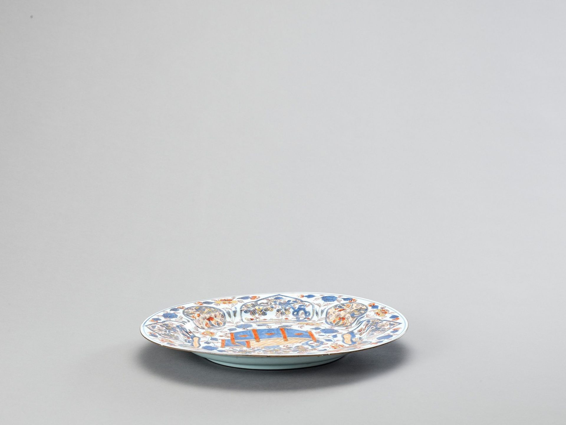 A LARGE IMARI PORCELAIN PLATE - Image 4 of 4