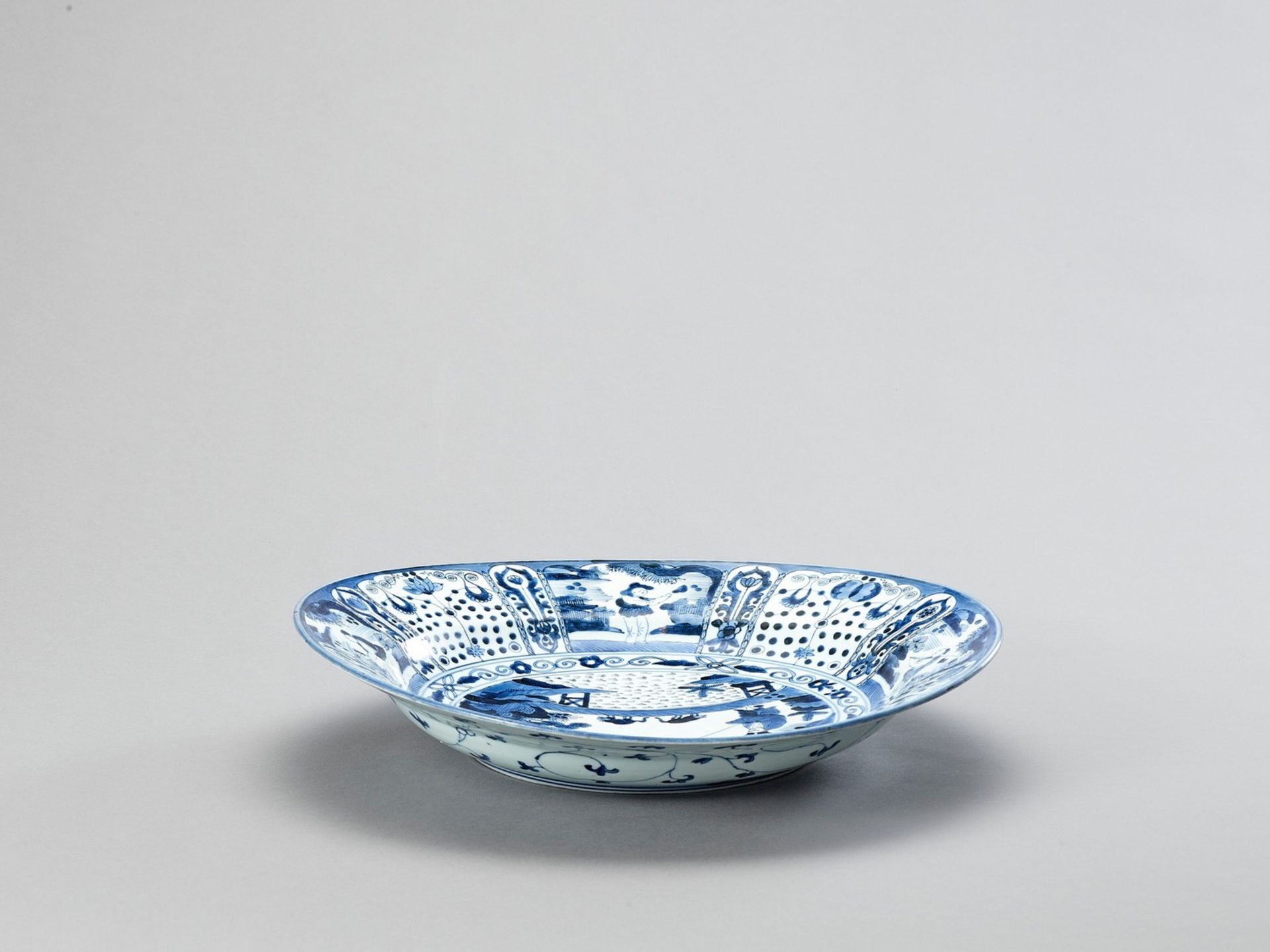 A LARGE BLUE AND WHITE PORCELAIN CHARGER - Image 5 of 5