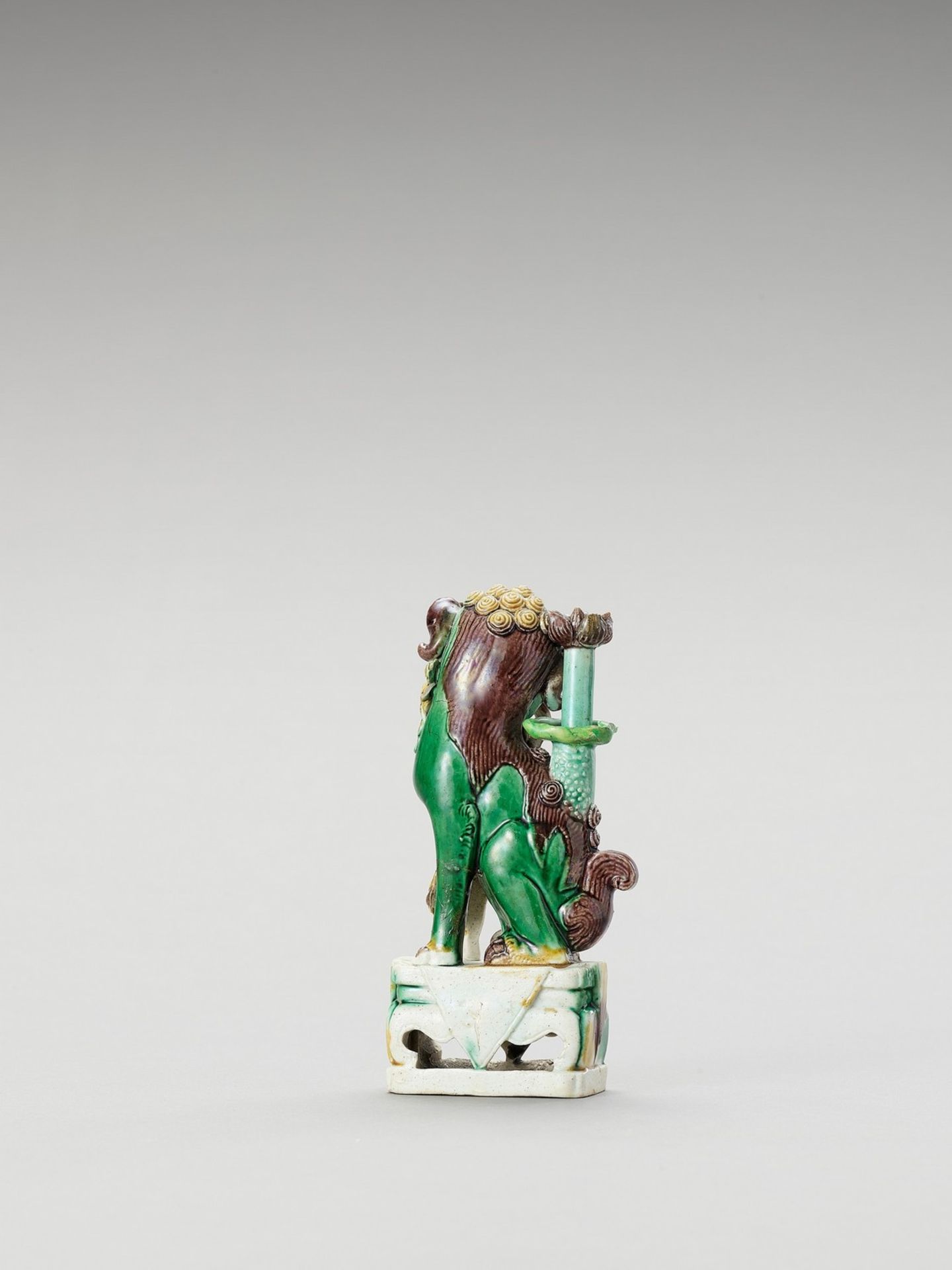 A FAMILLE VERTE ‘BUDDHIST LION’ PORCELAIN STICK HOLDER - Image 4 of 5