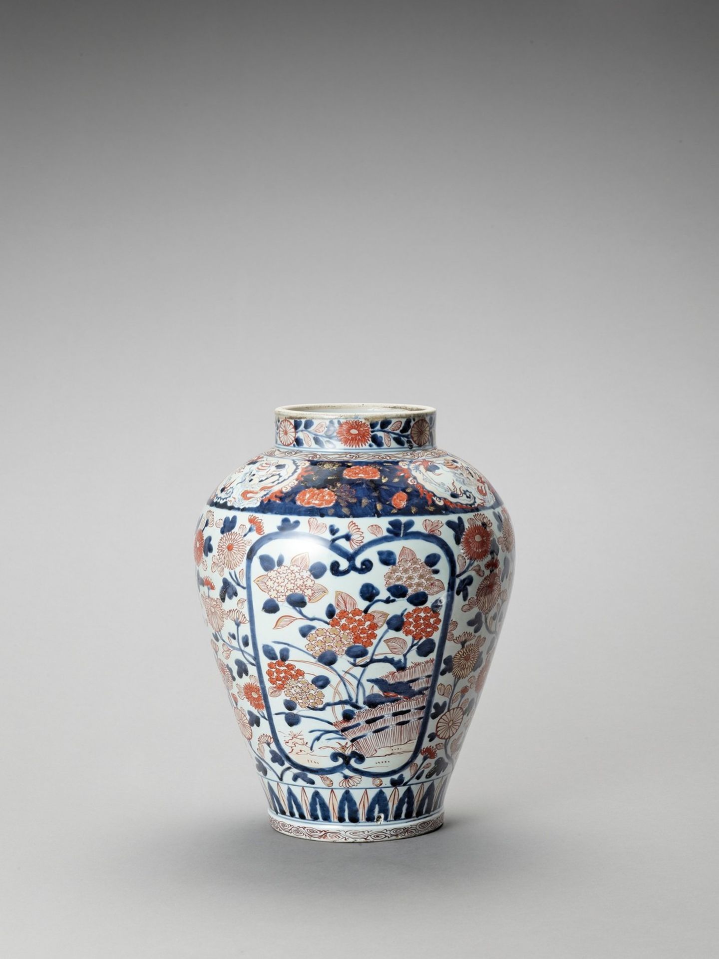 A LARGE IMARI PORCELAIN VASE