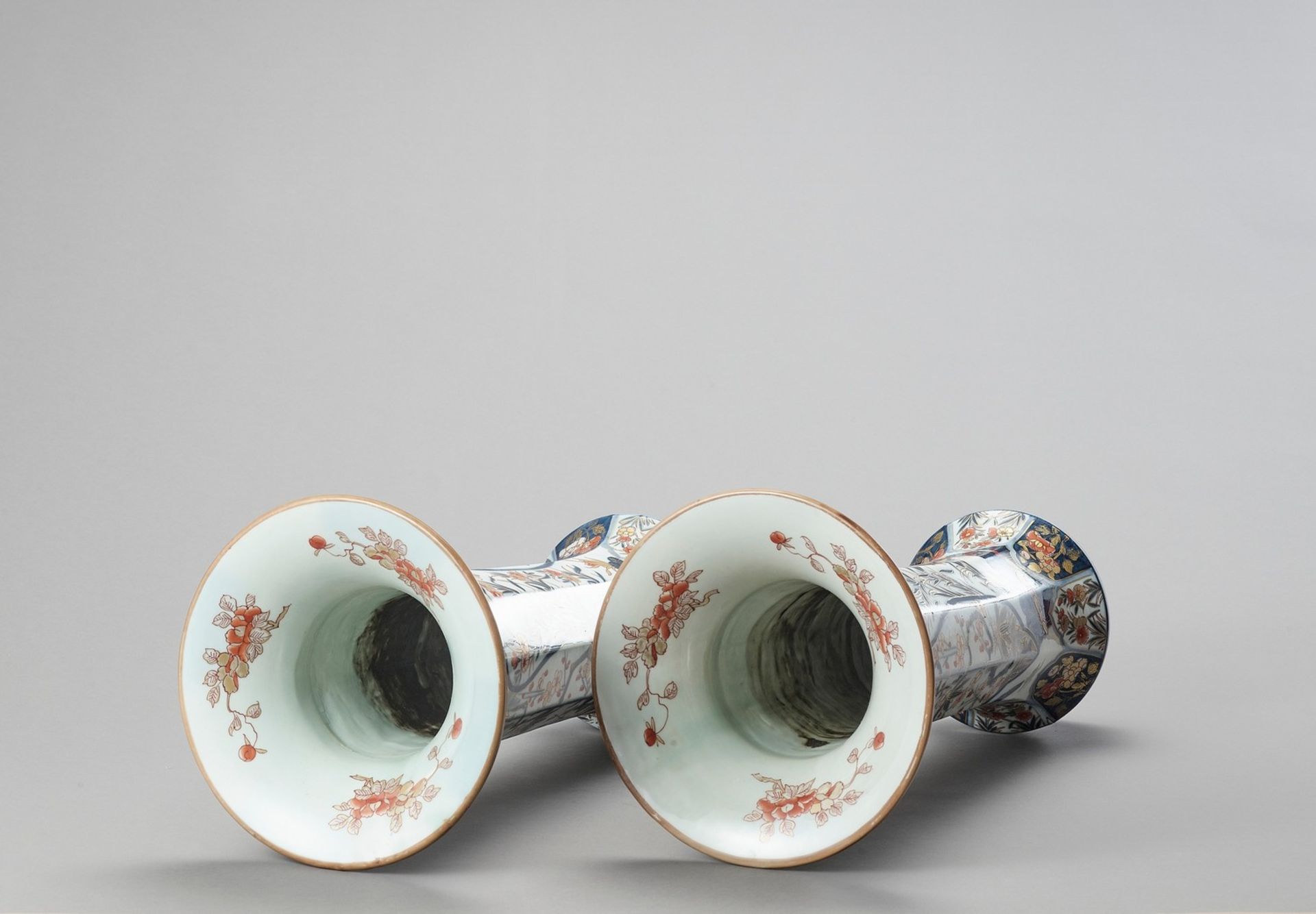 A LARGE PAIR OF IMARI PORCELAIN BEAKER VASES - Image 5 of 7