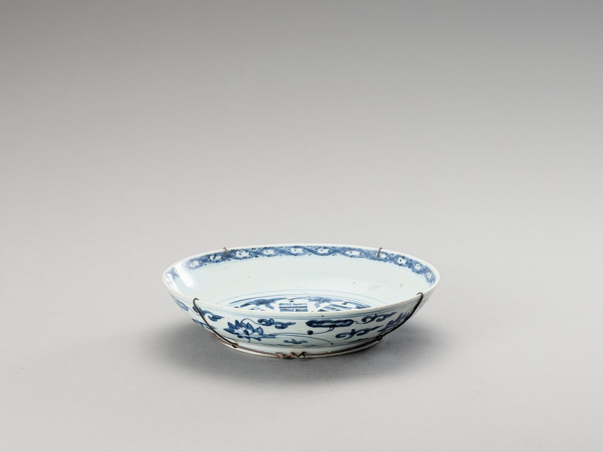 A DEEP ‘SWATOW’ BLUE AND WHITE PORCELAIN PLATE - Image 2 of 4