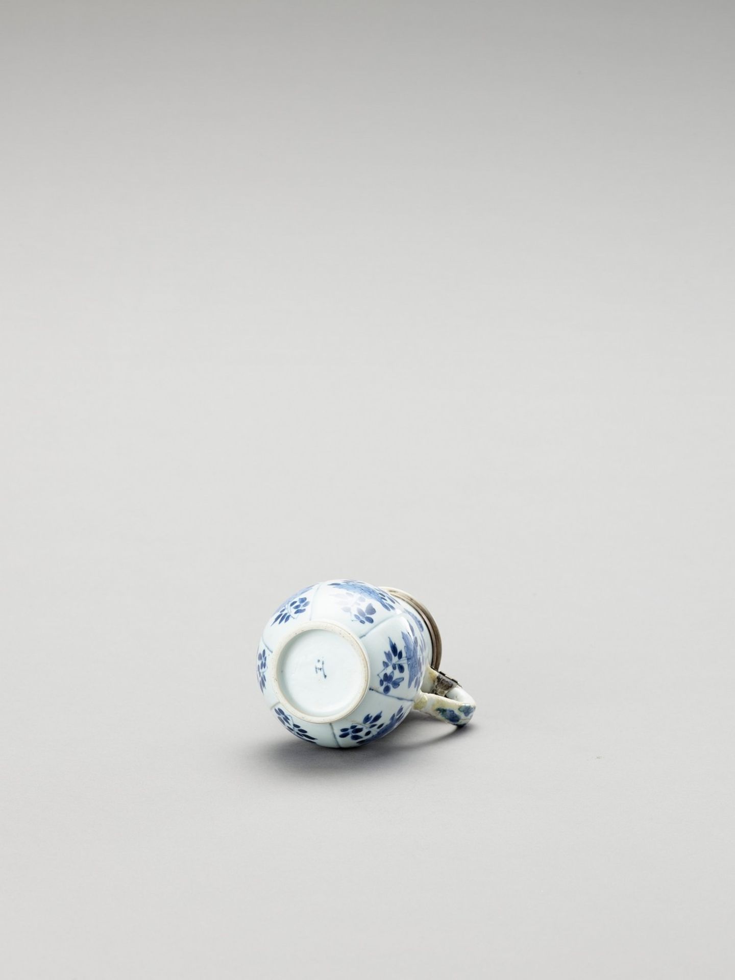 A SILVER-MOUNTED BLUE AND WHITE PORCELAIN JUG - Image 6 of 7