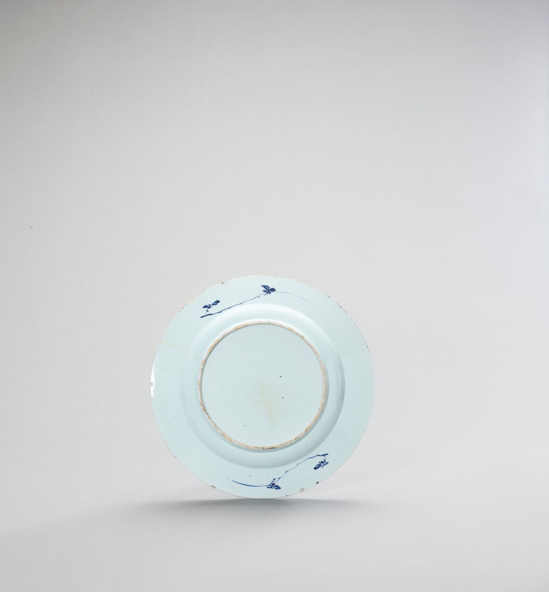 A PAIR OF LARGE BLUE AND WHITE PORCELAIN PLATES - Image 4 of 7