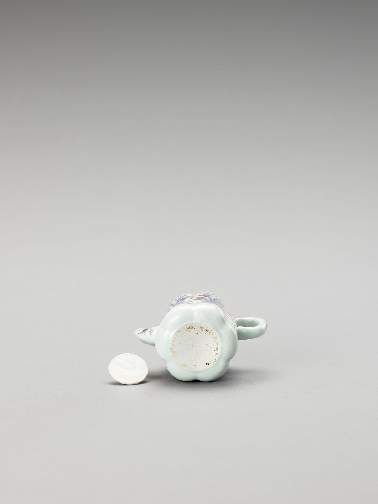 AN IMARI PORCELAIN TEAPOT WITH COVER - Image 6 of 6