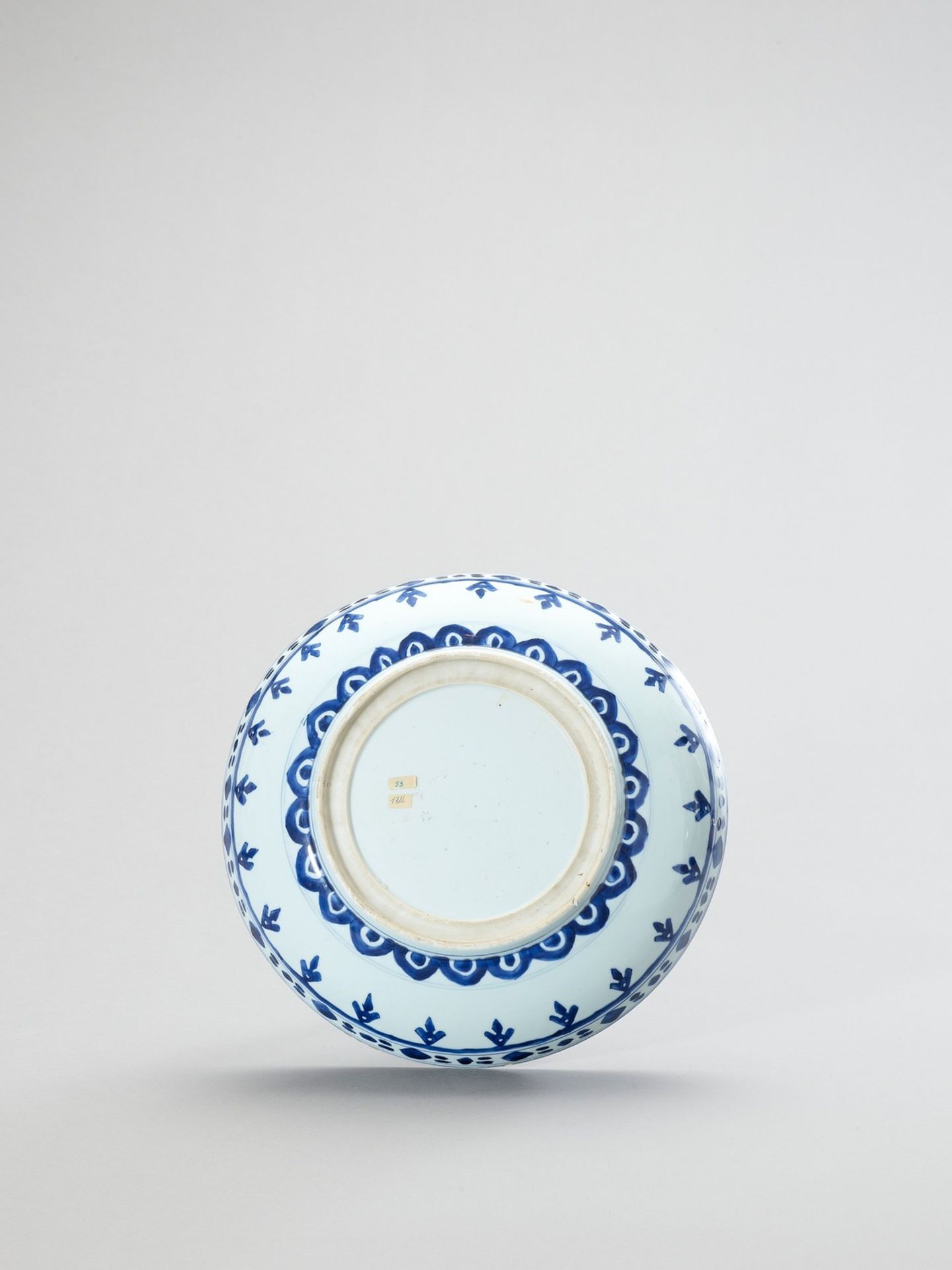 A LARGE BLUE AND WHITE PORCELAIN CHARGER - Bild 3 aus 4