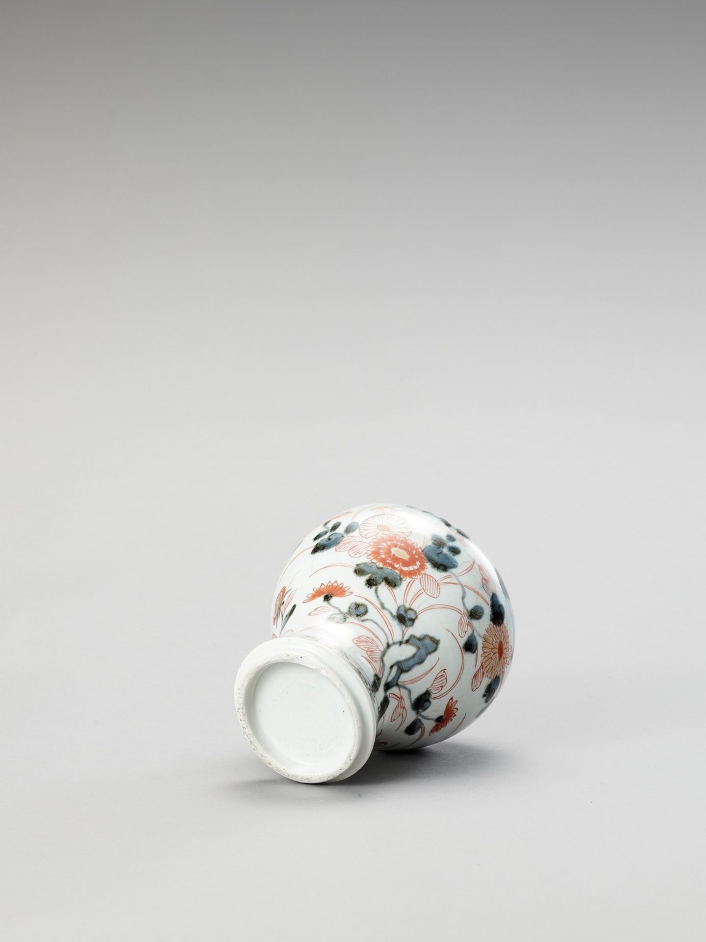 AN IMARI PORCELAIN VASE - Bild 5 aus 5